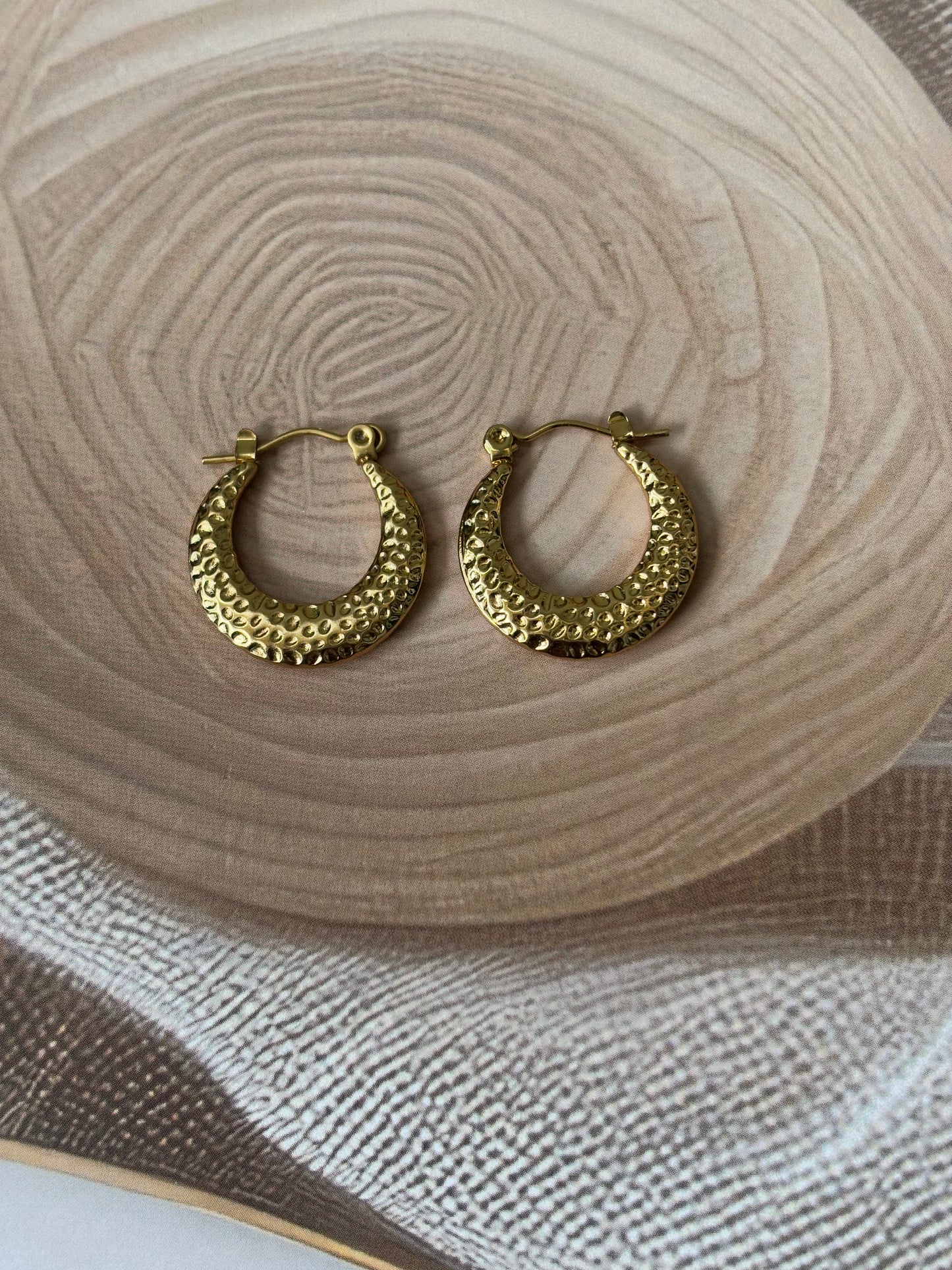 Crumbled round hoops