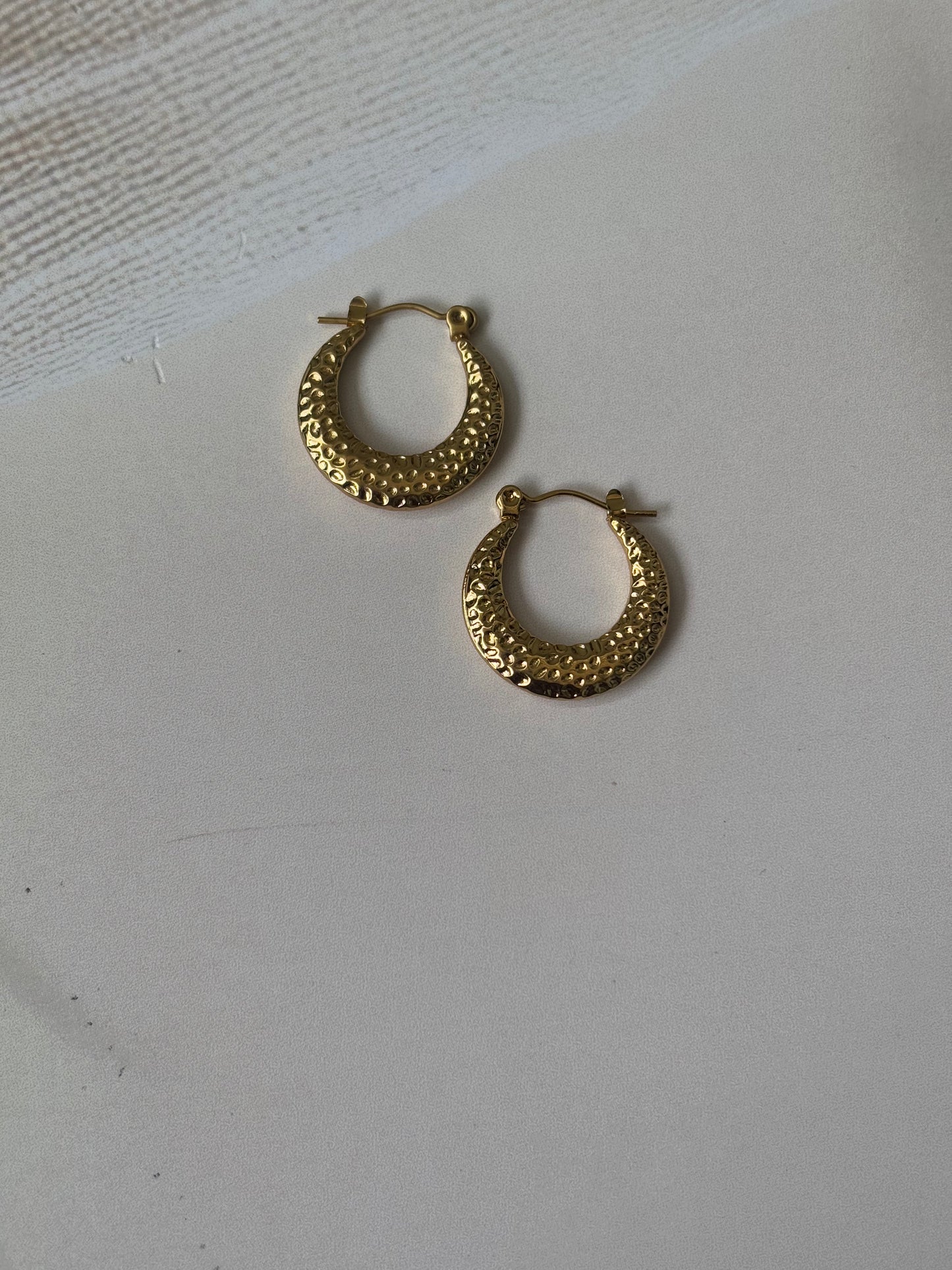 Crumbled round hoops