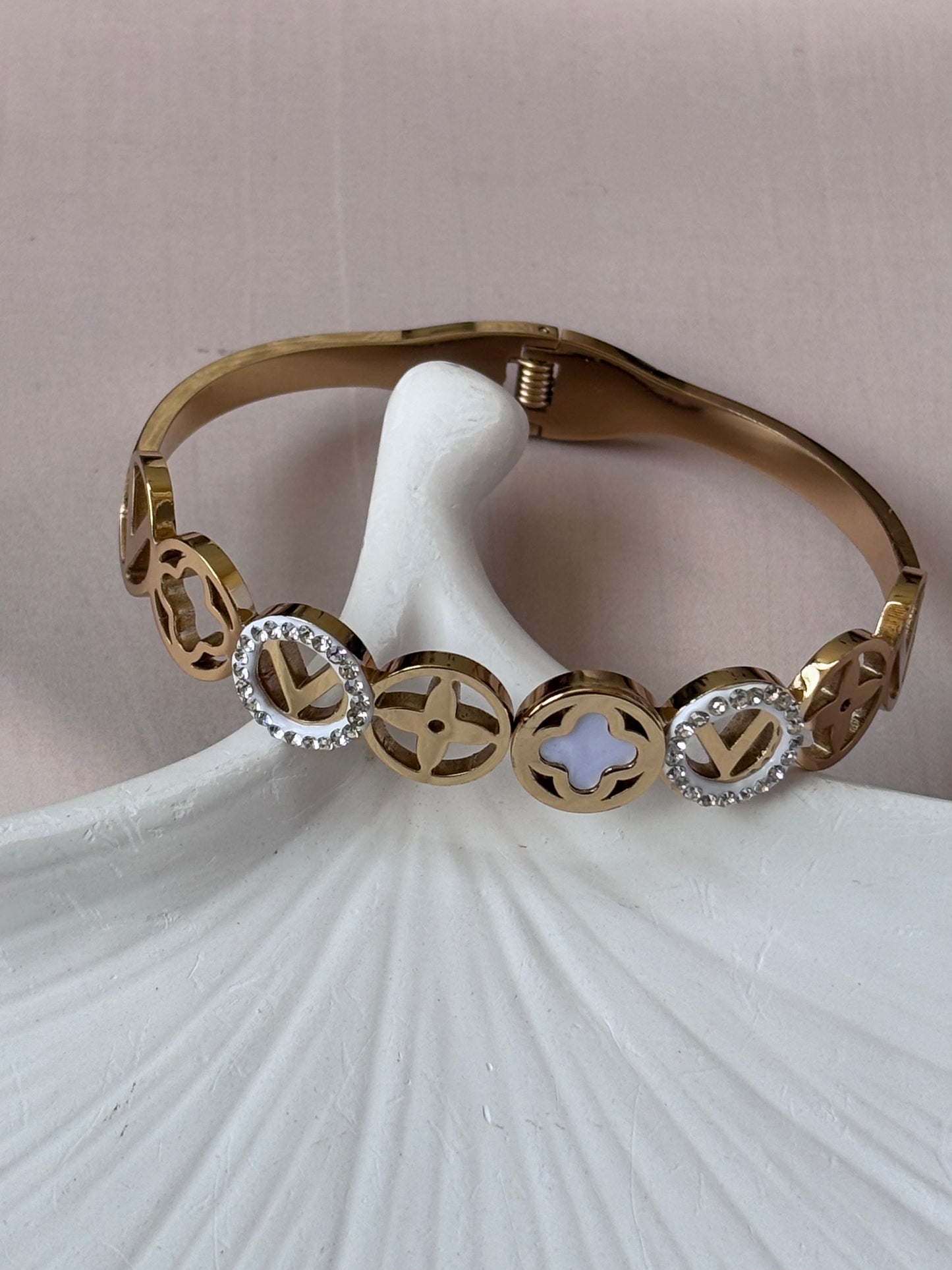 clovery motif bracelet kada