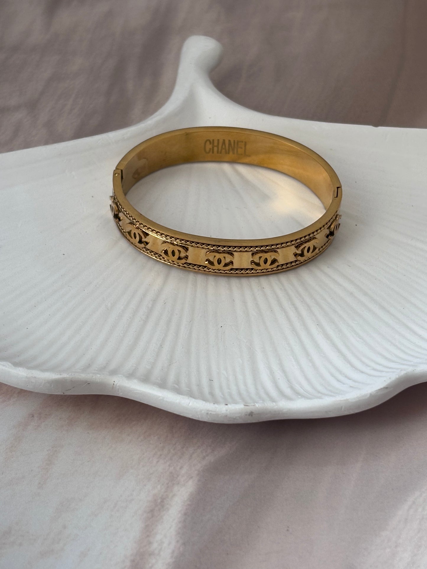 Golden )( kada bracelet