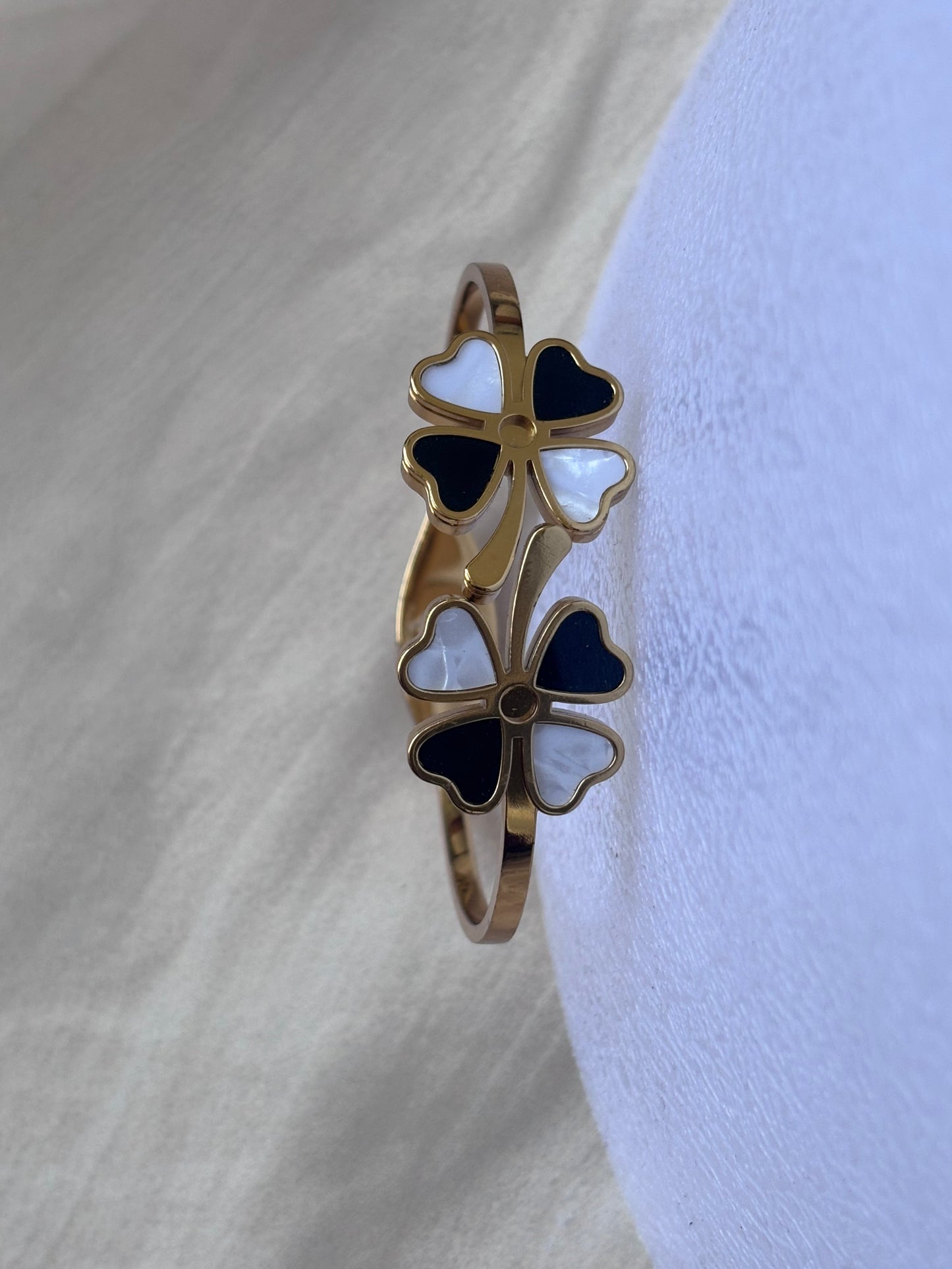 Black and white heart leaf kada