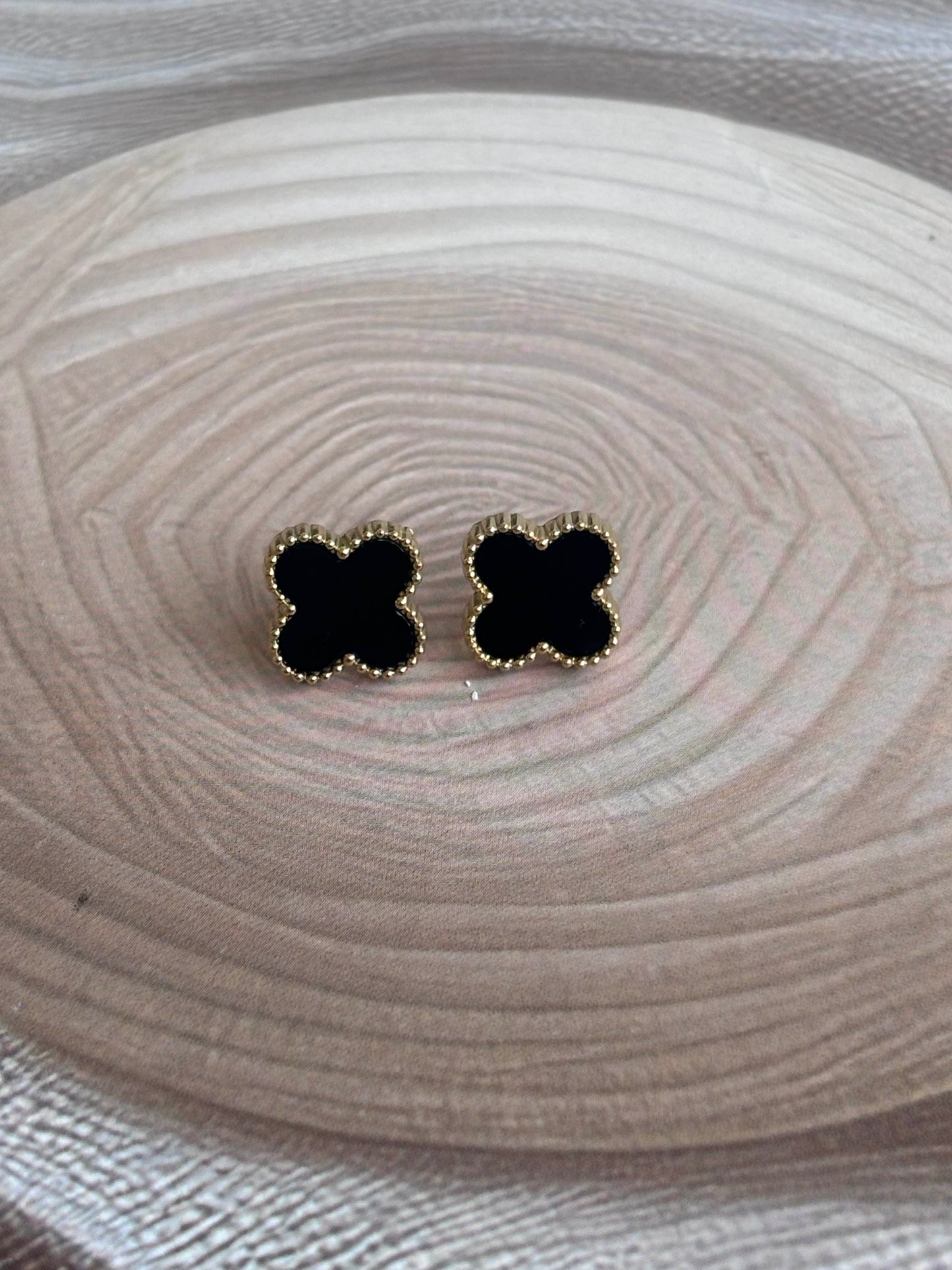 Antitarnish Clover leaf studs