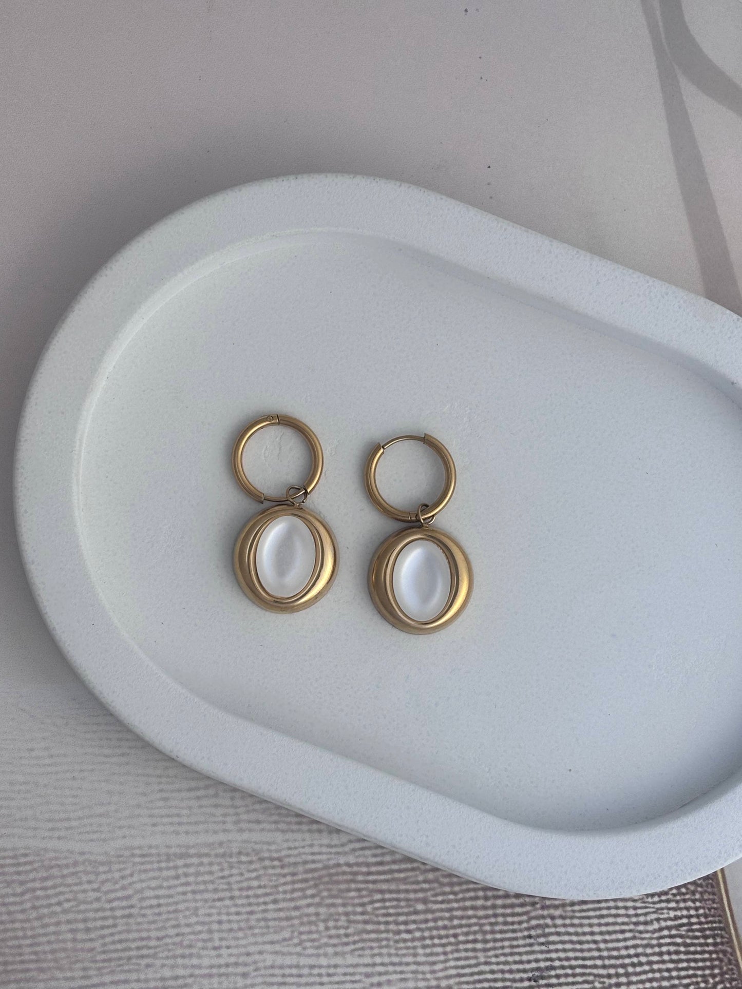 Biggie pearly dangling earring