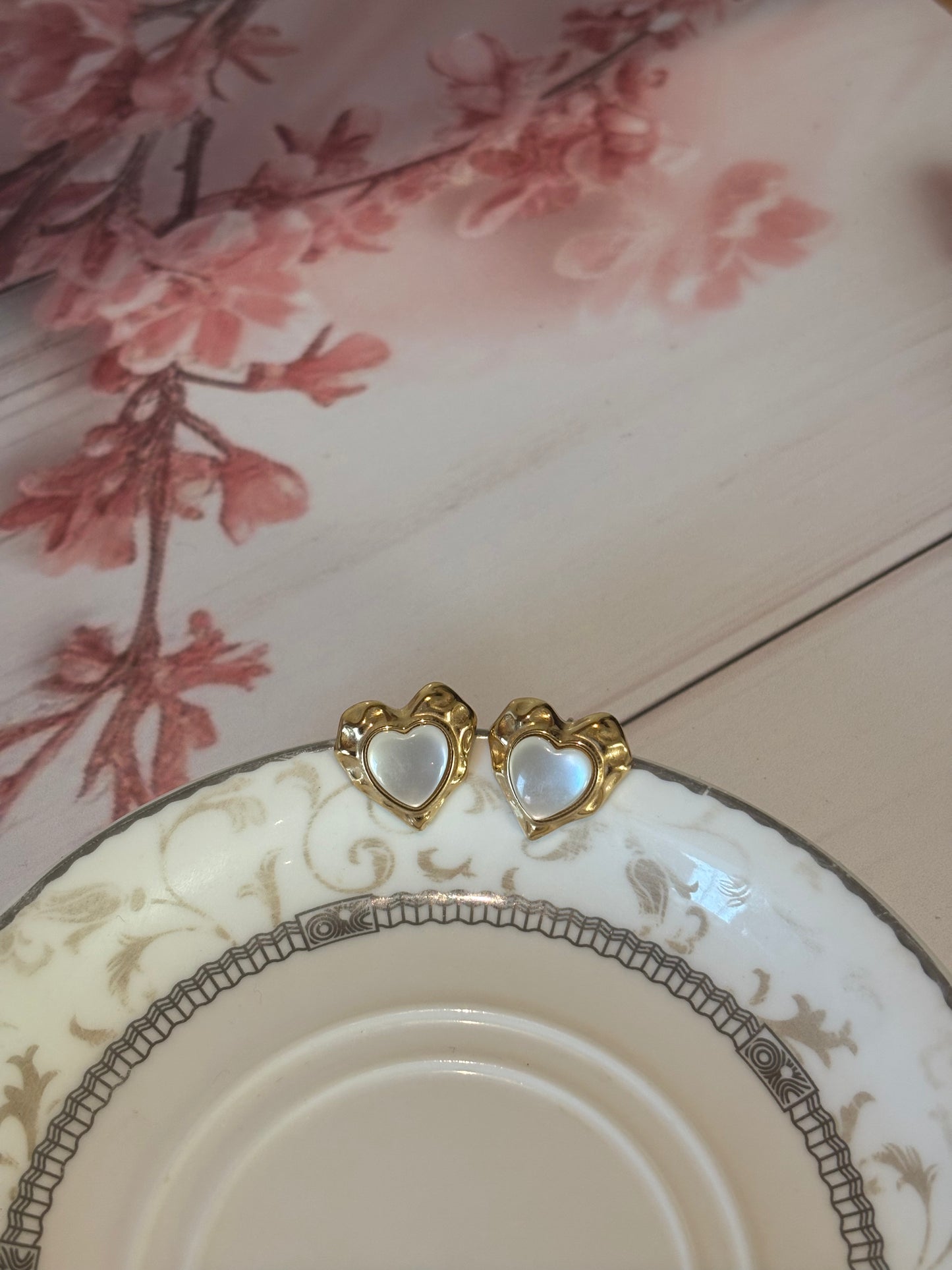 Monalisa stone heart shape studs