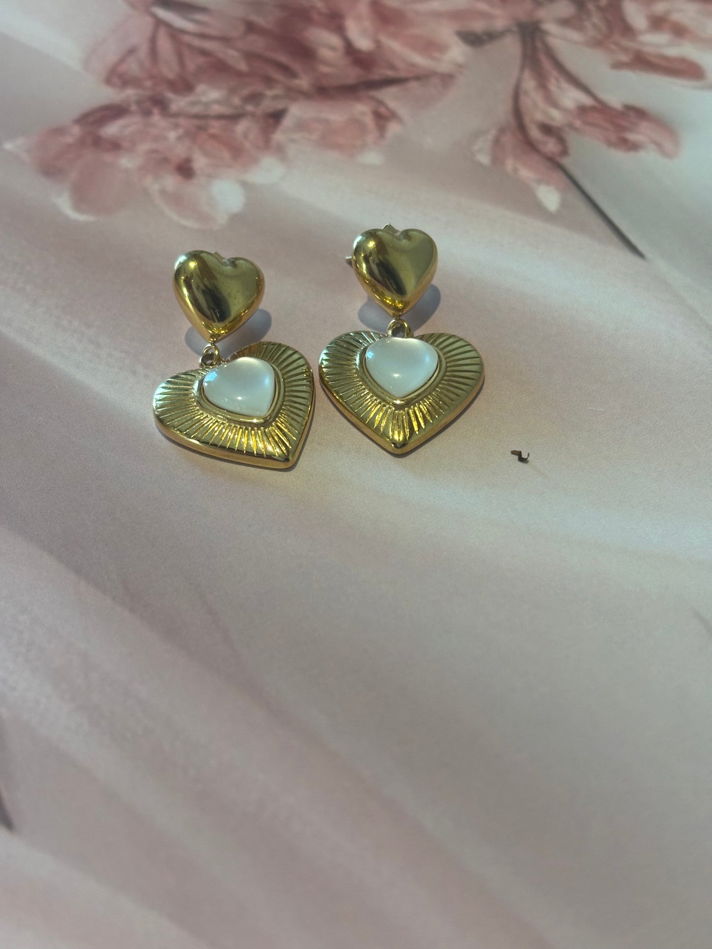 Monalisa stone dangling heart earrings