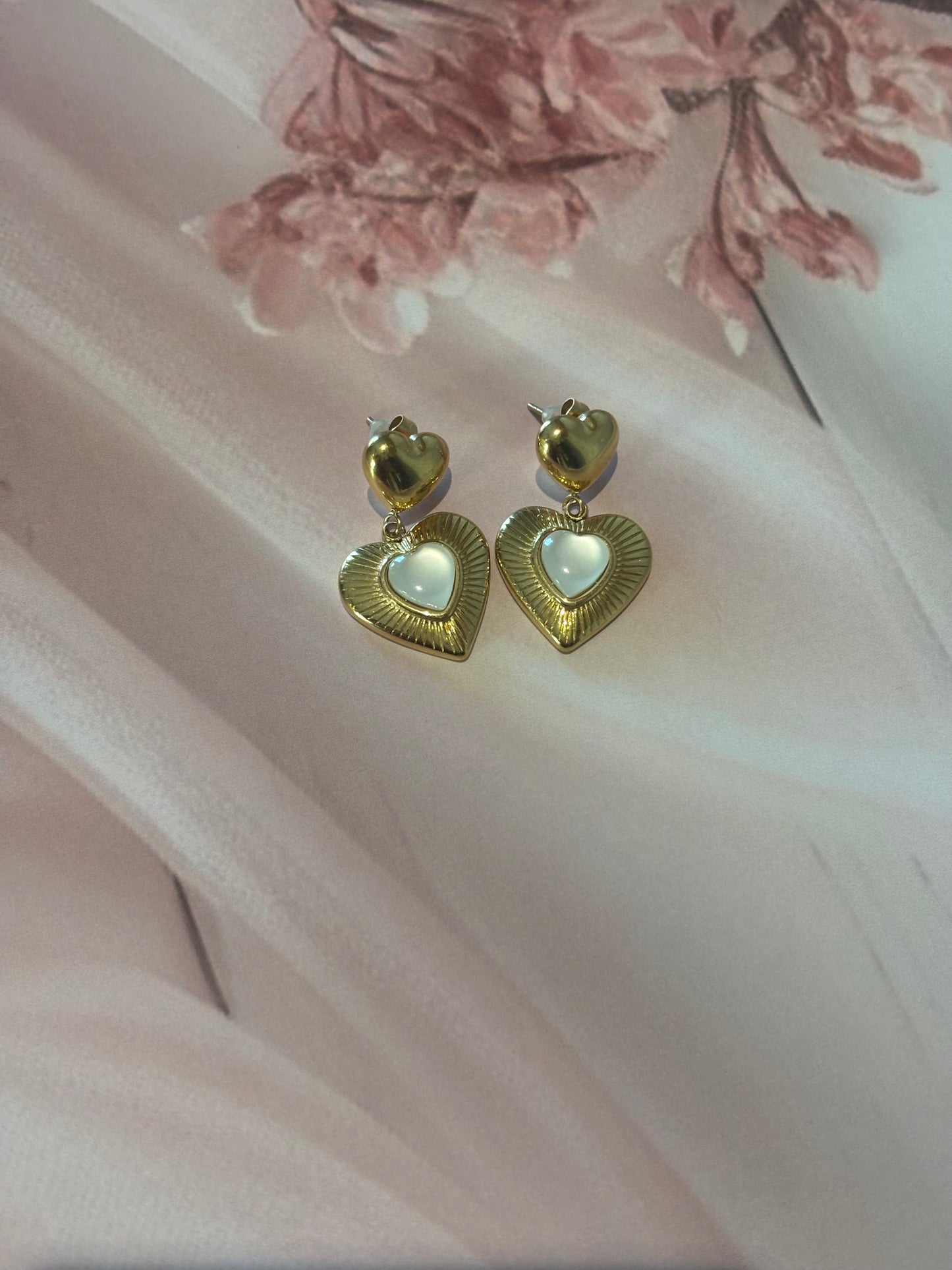 Monalisa stone dangling heart earrings