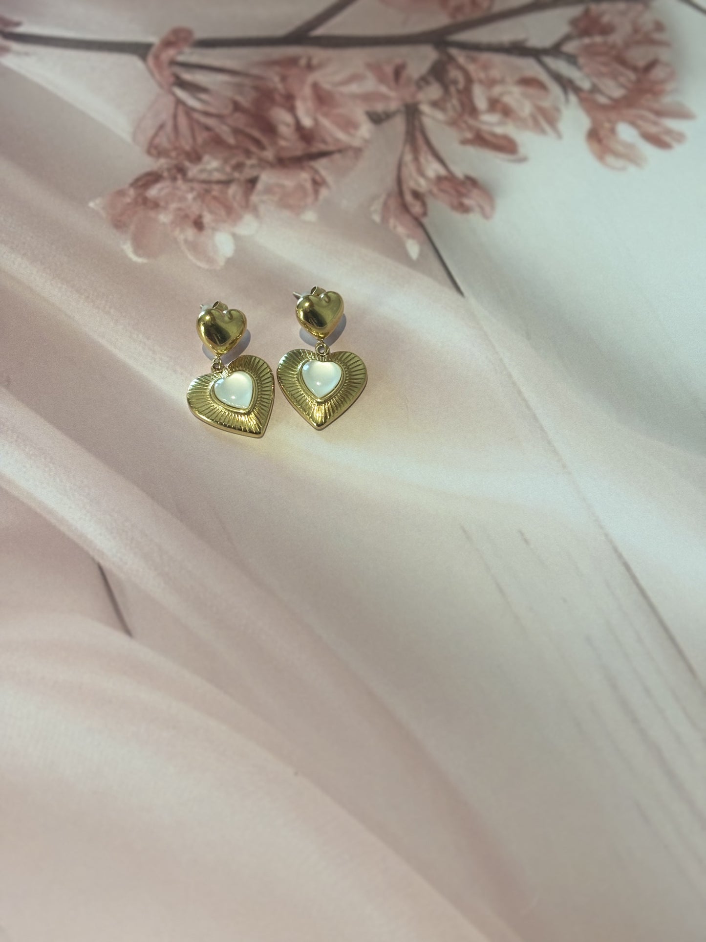 Monalisa stone dangling heart earrings