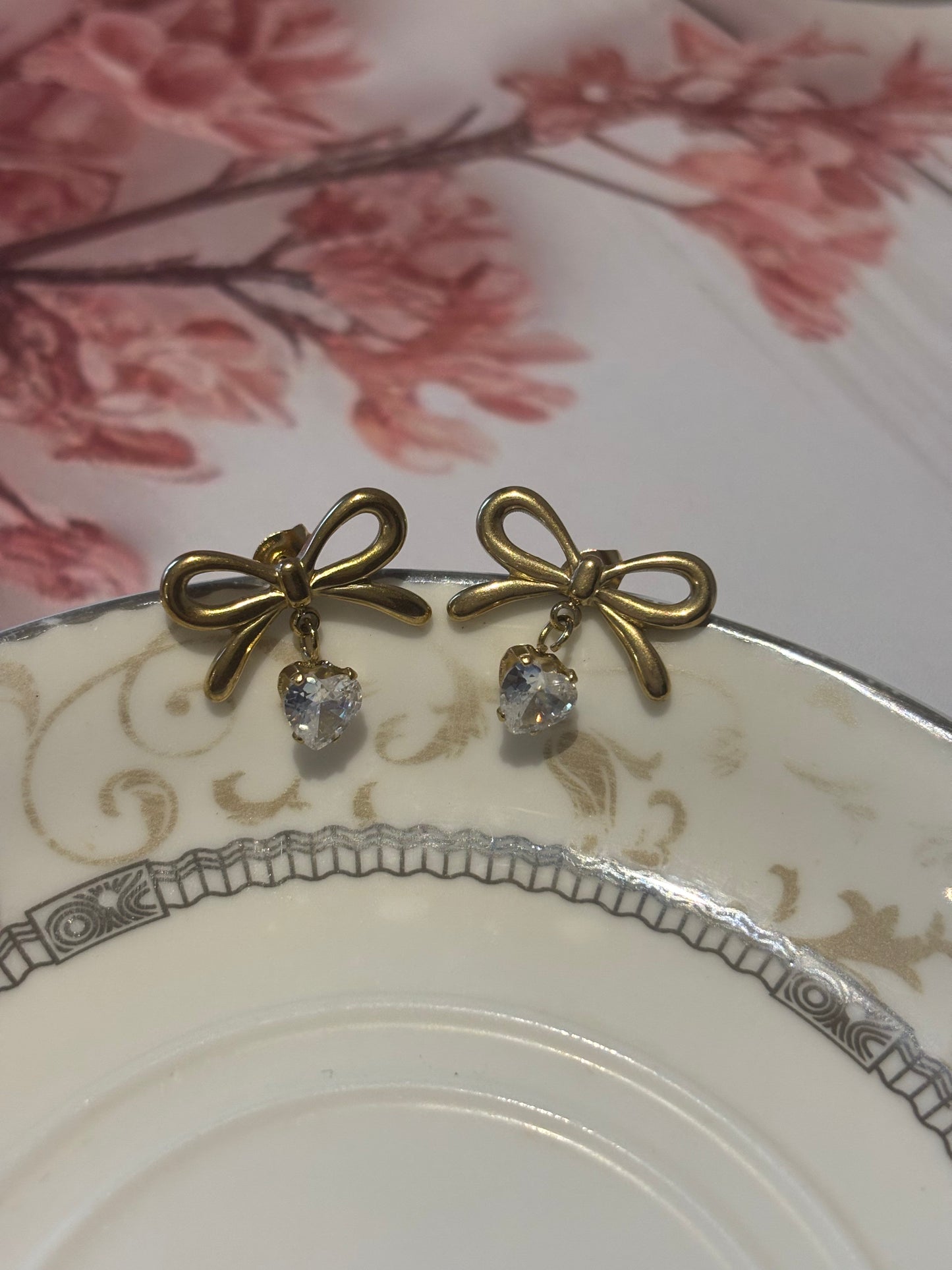 Bow earring with hanging stone