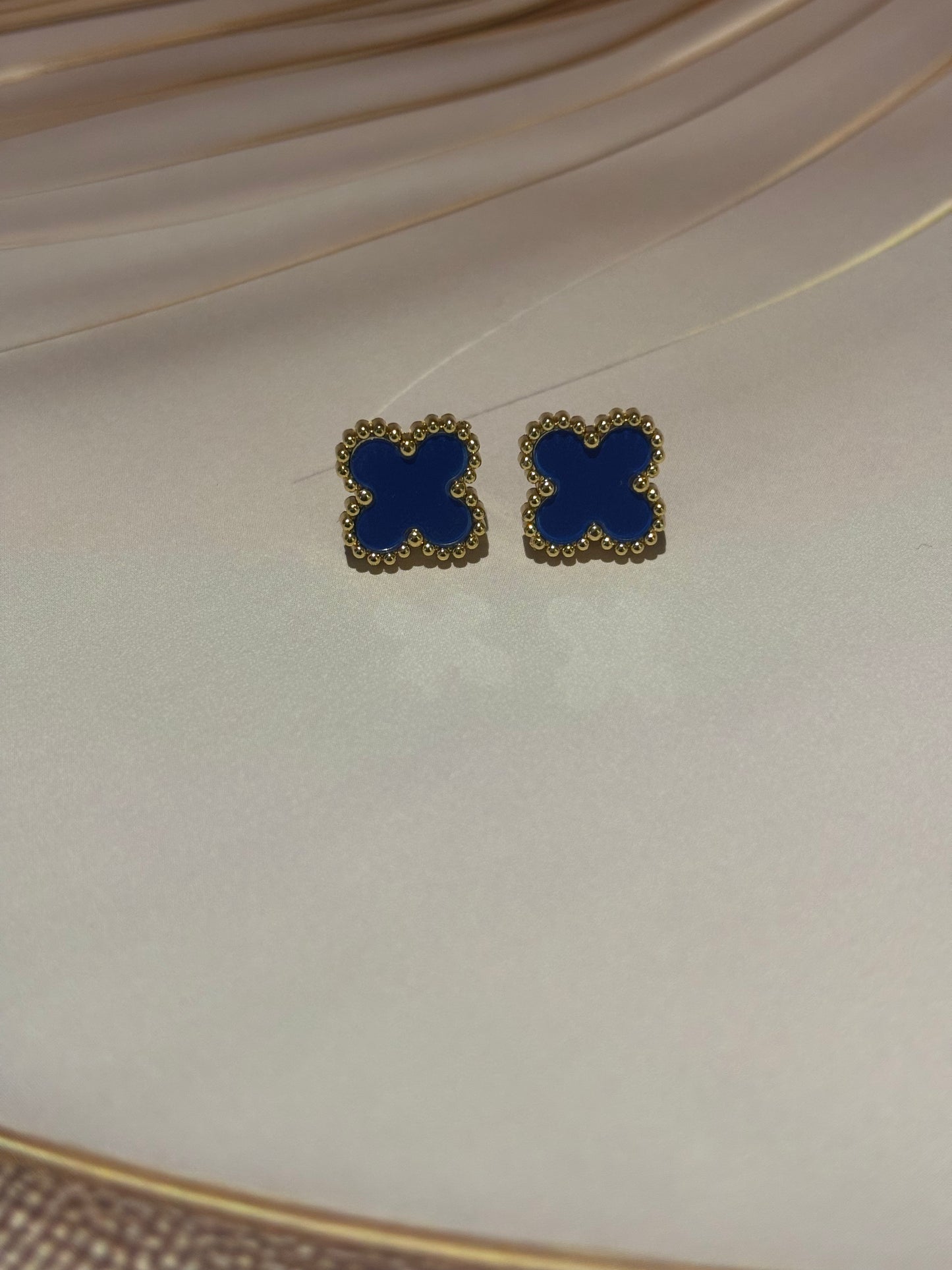 Antitarnish Clover leaf studs