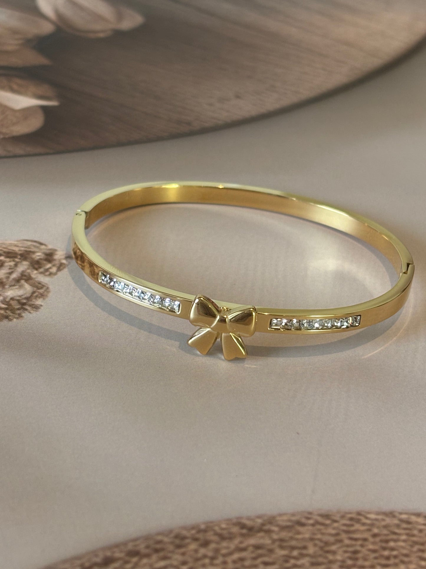 Close bow bracelet kada