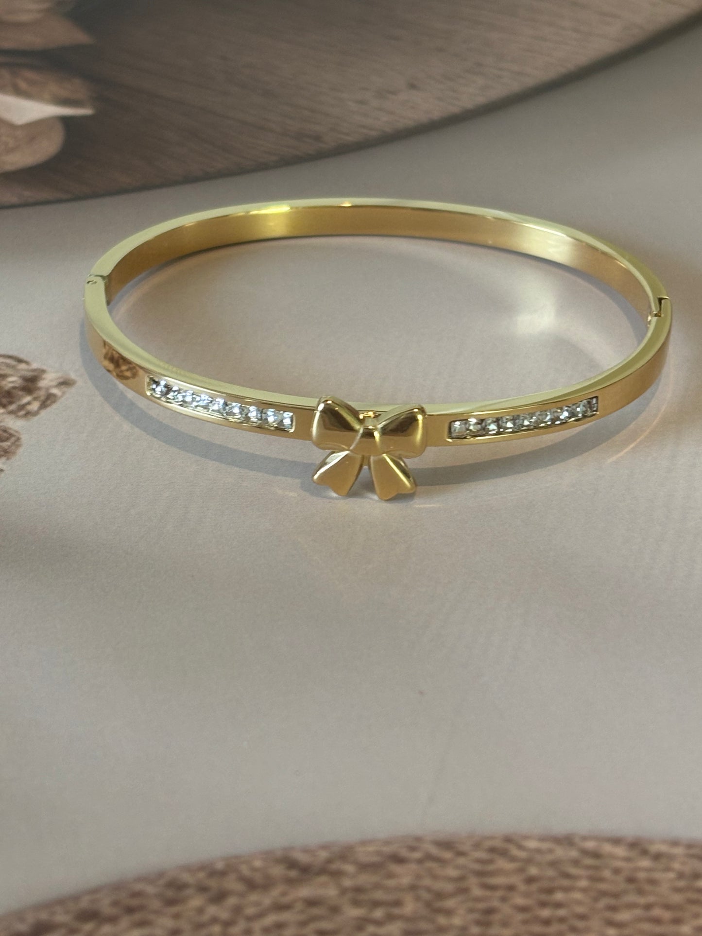 Close bow bracelet kada