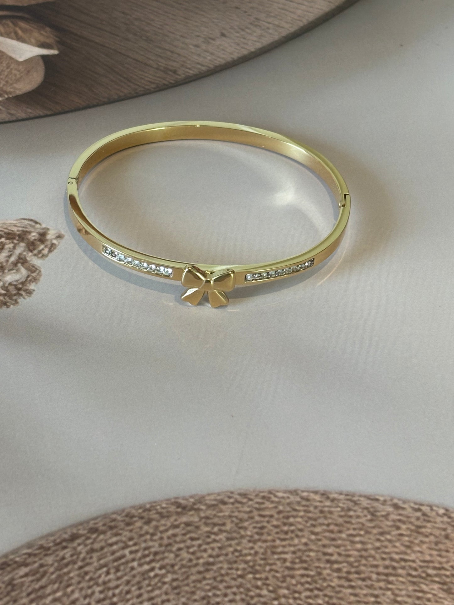 Close bow bracelet kada