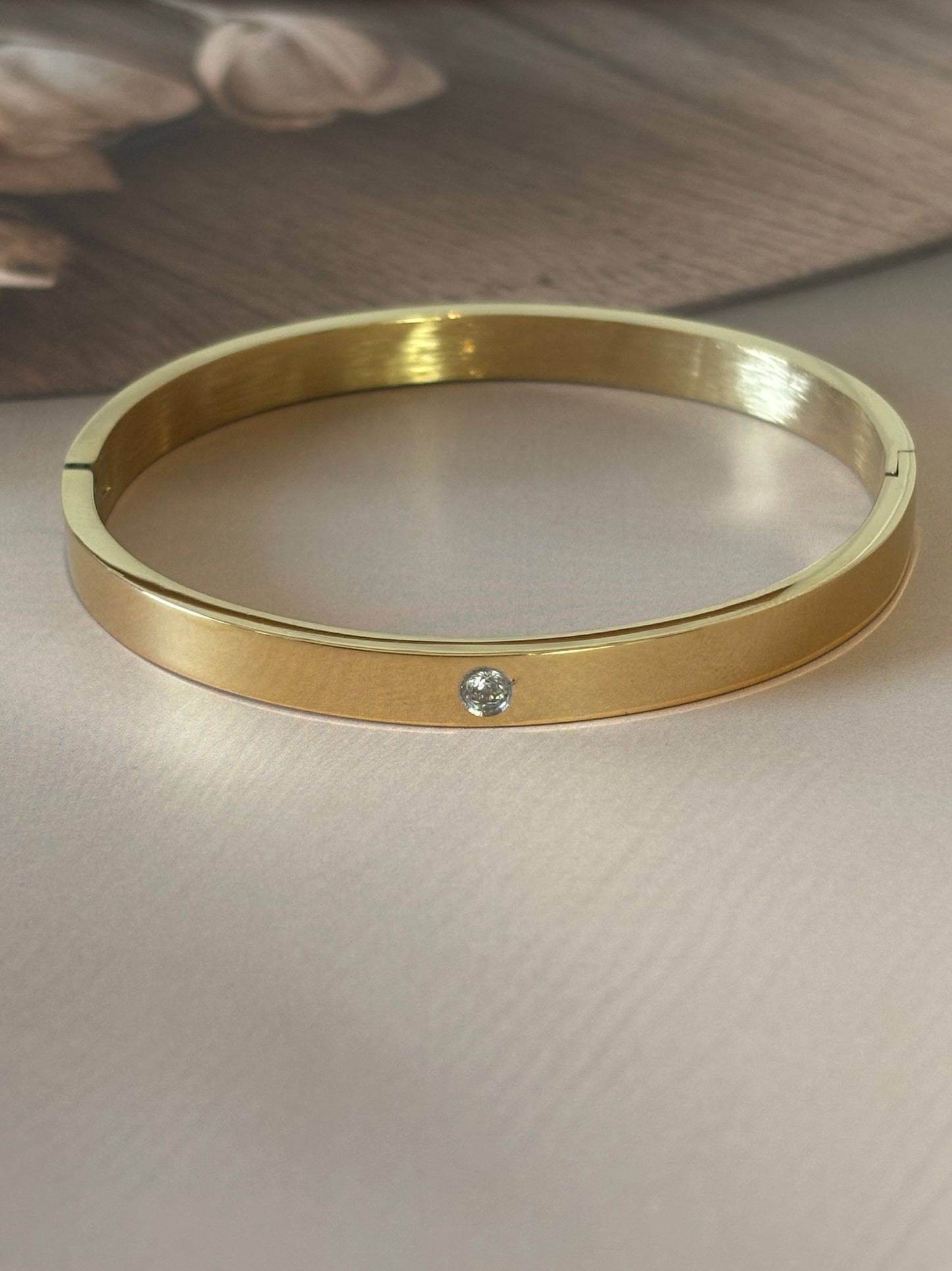 Golden single stone bracelet kada