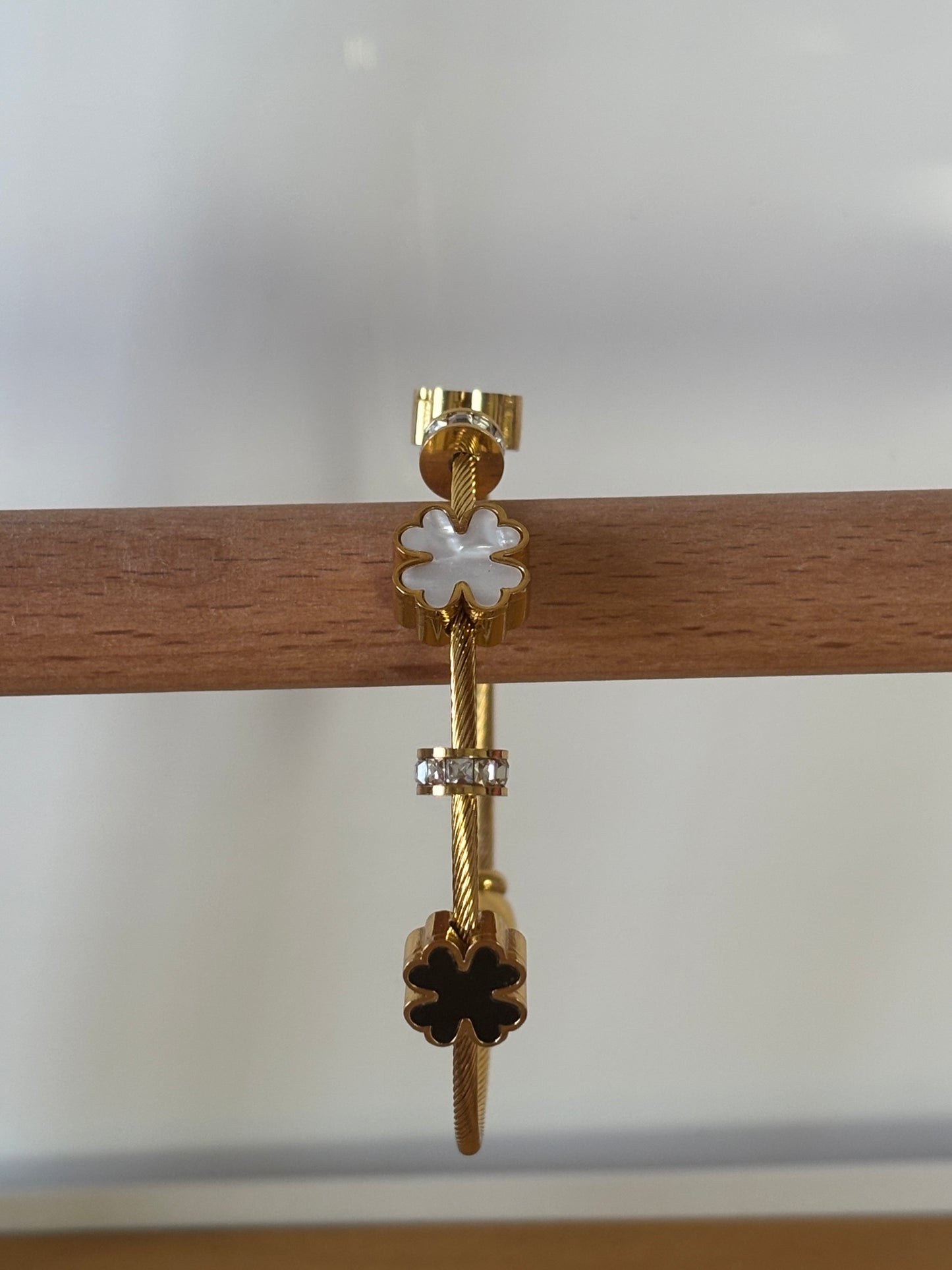Clover leaf screw bracelet