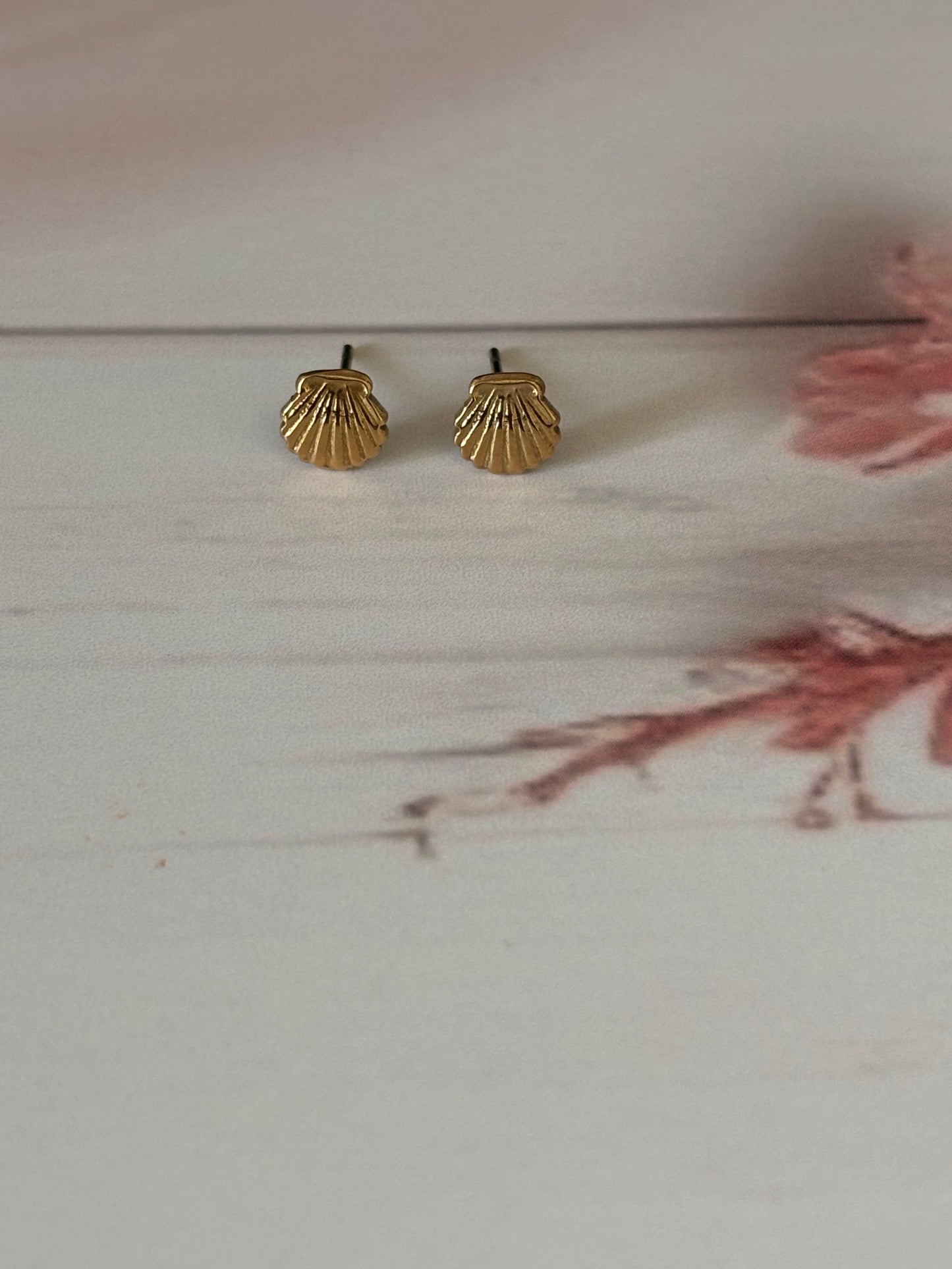 Small golden shell stud