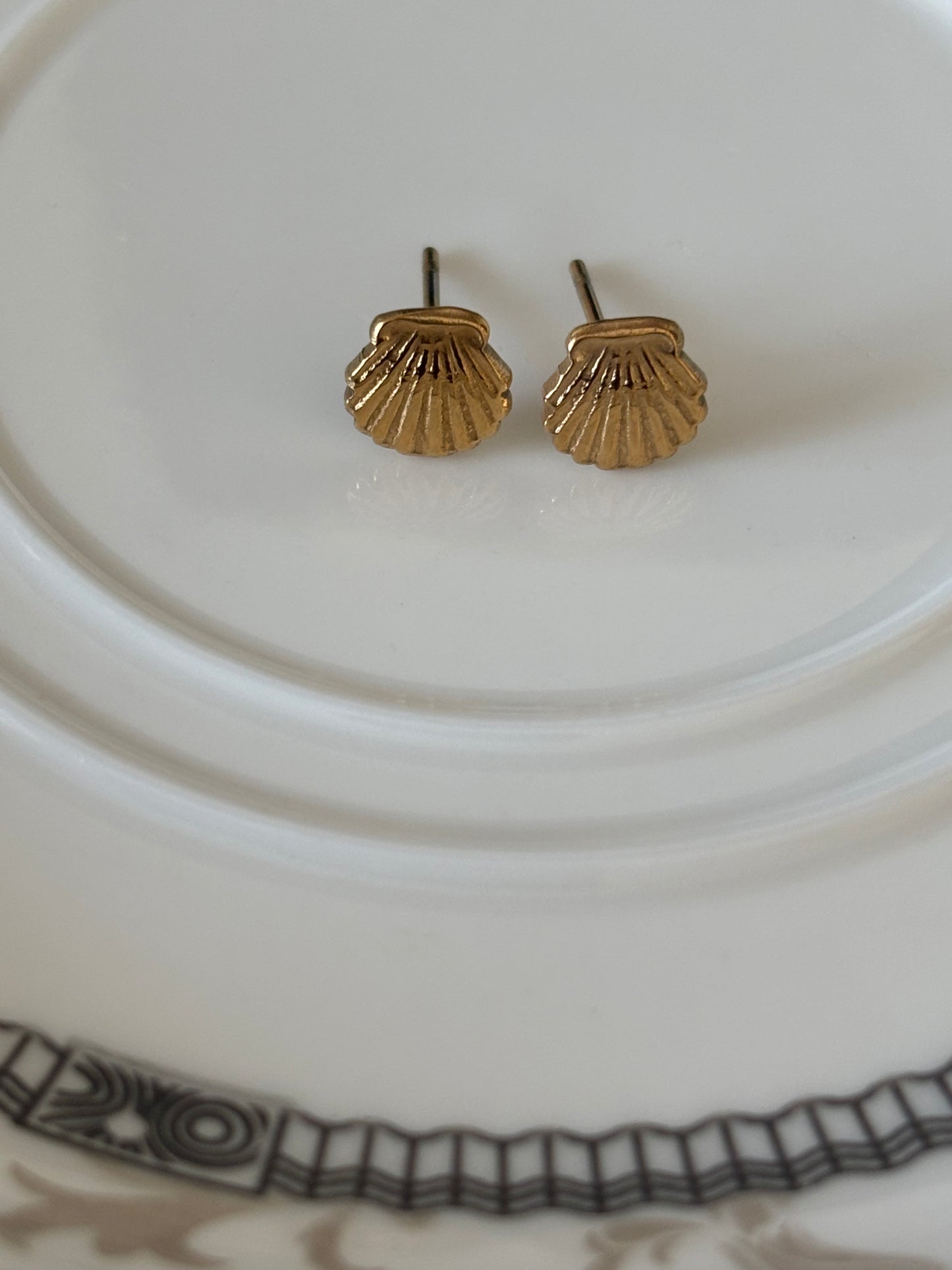 Small golden shell stud