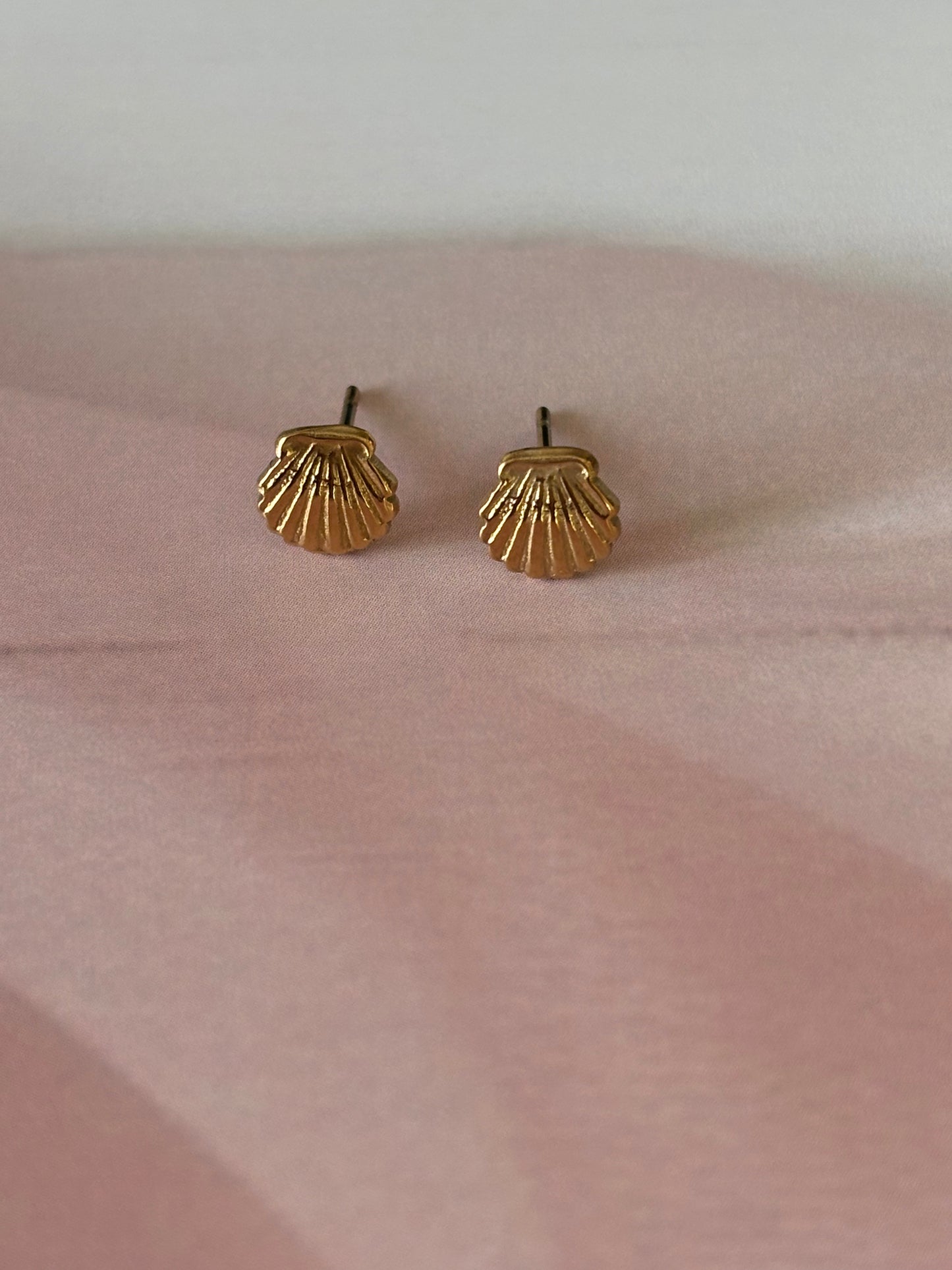 Small golden shell stud