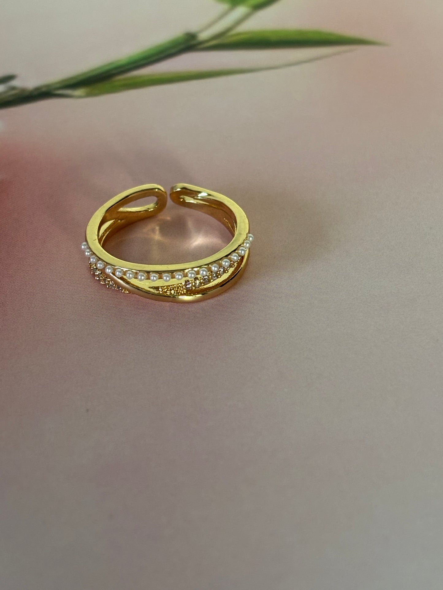 Criss cross-beads ring