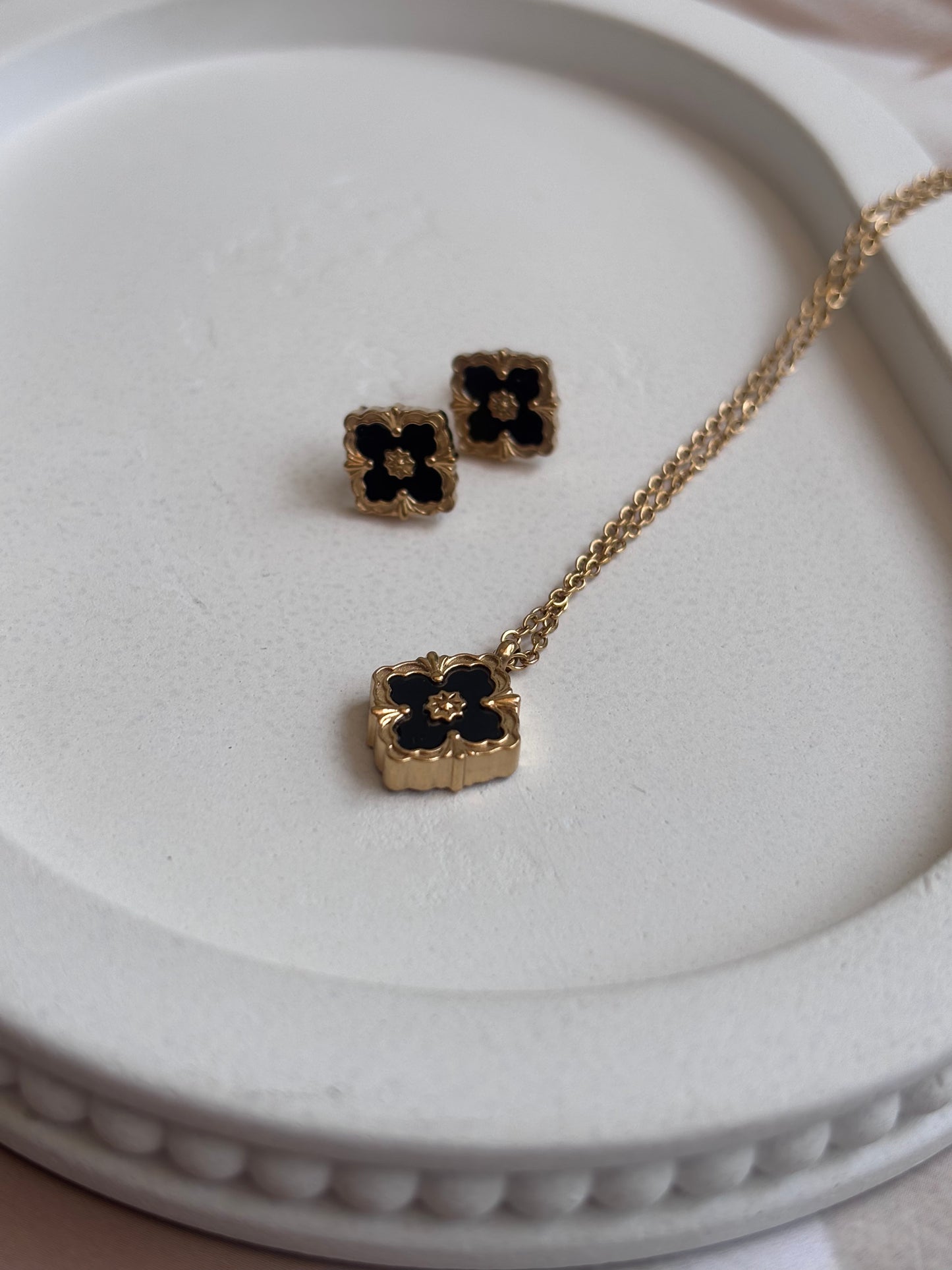 Black kite flower necklace studs set