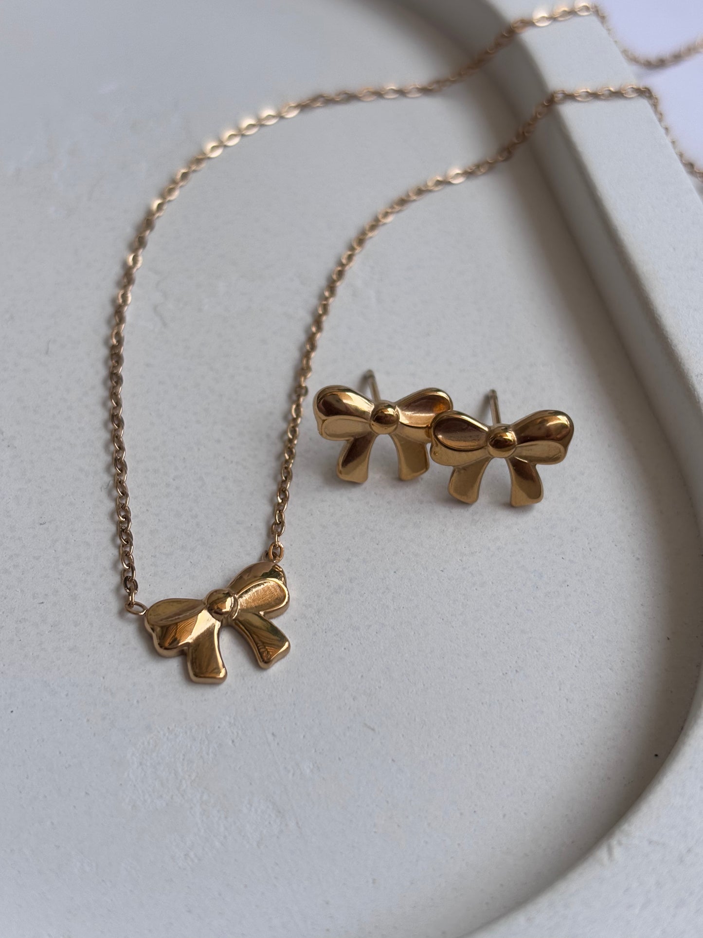 Tiny Bow necklace studs set
