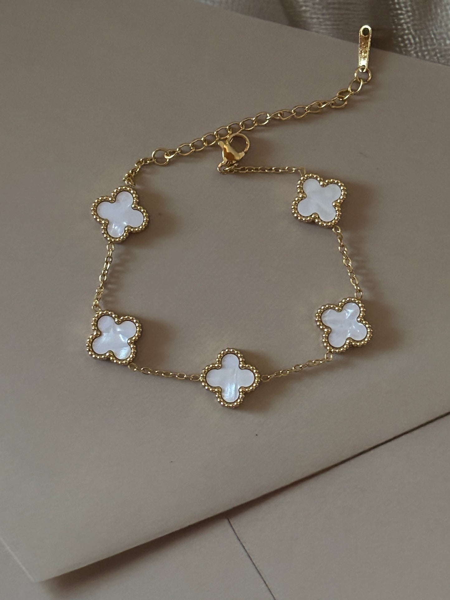 Clover leaf-white loose bracelet