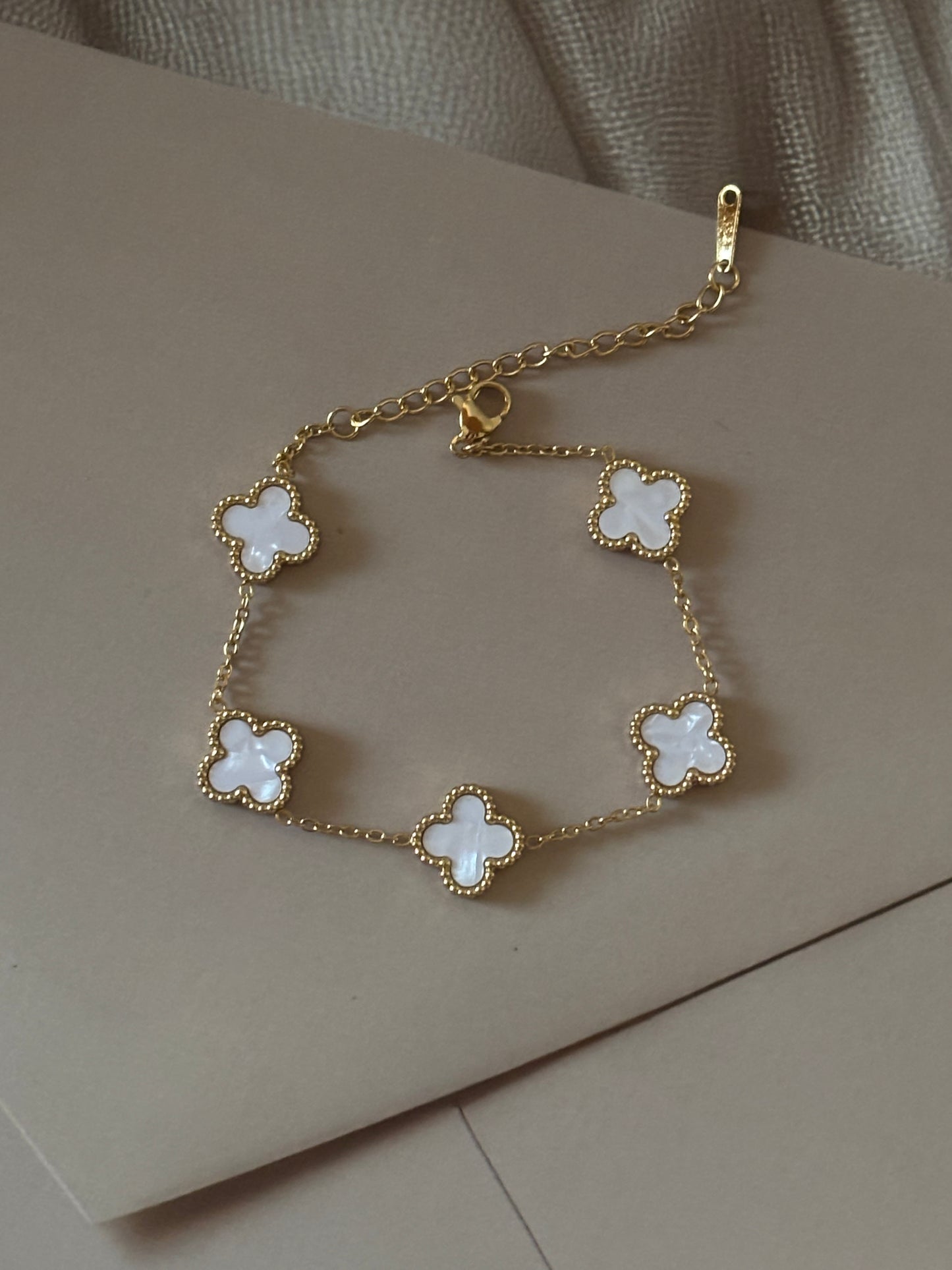 Clover leaf-white loose bracelet