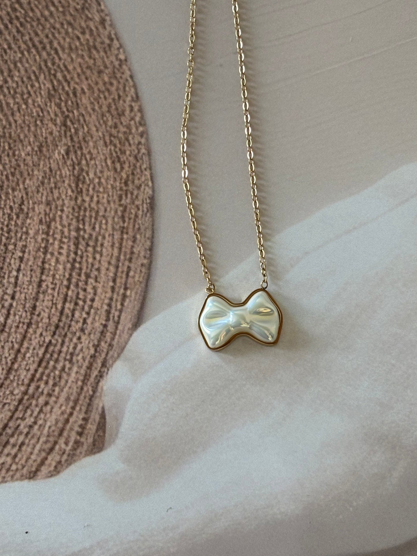 White bow me necklace