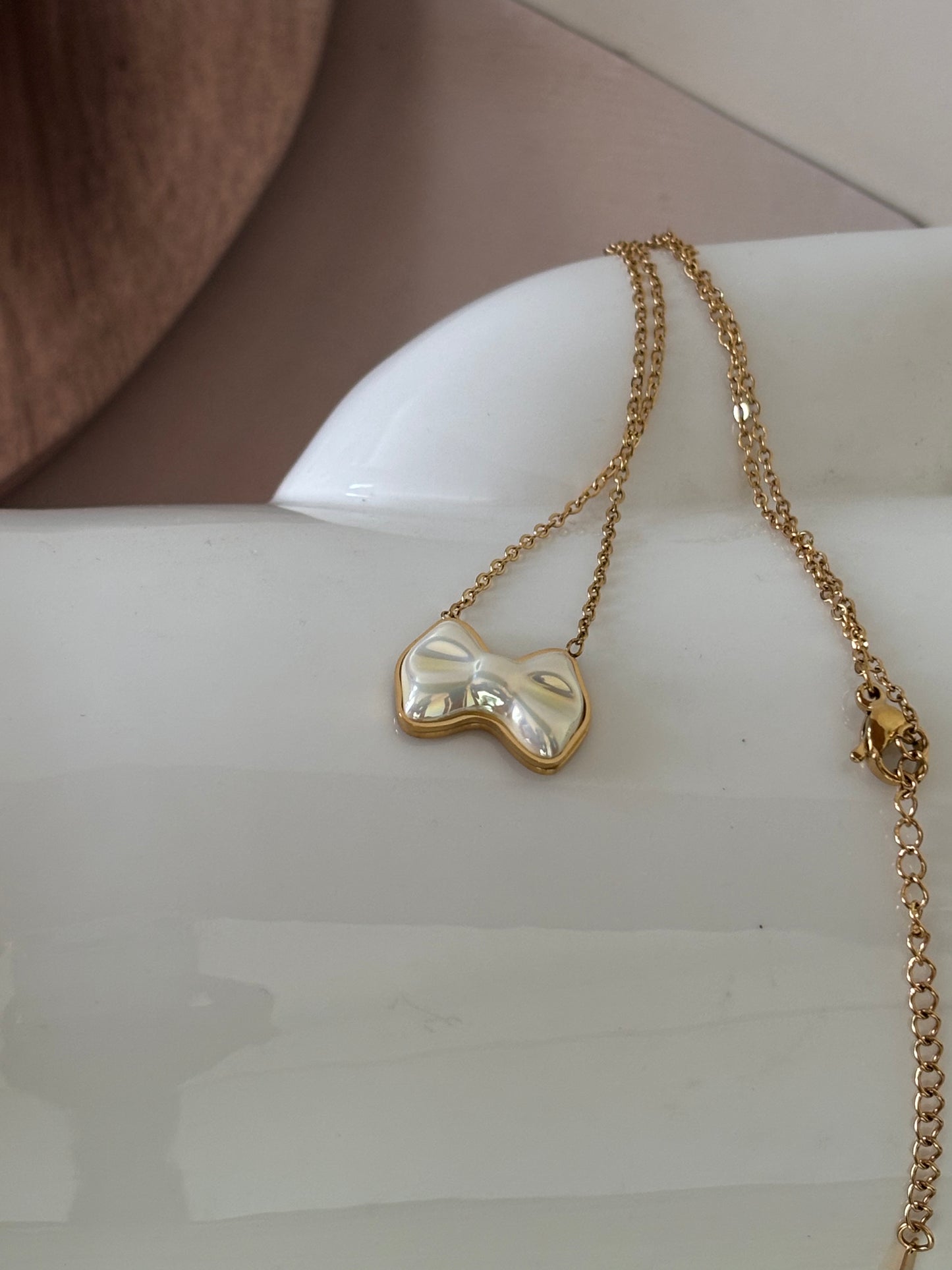 White bow me necklace