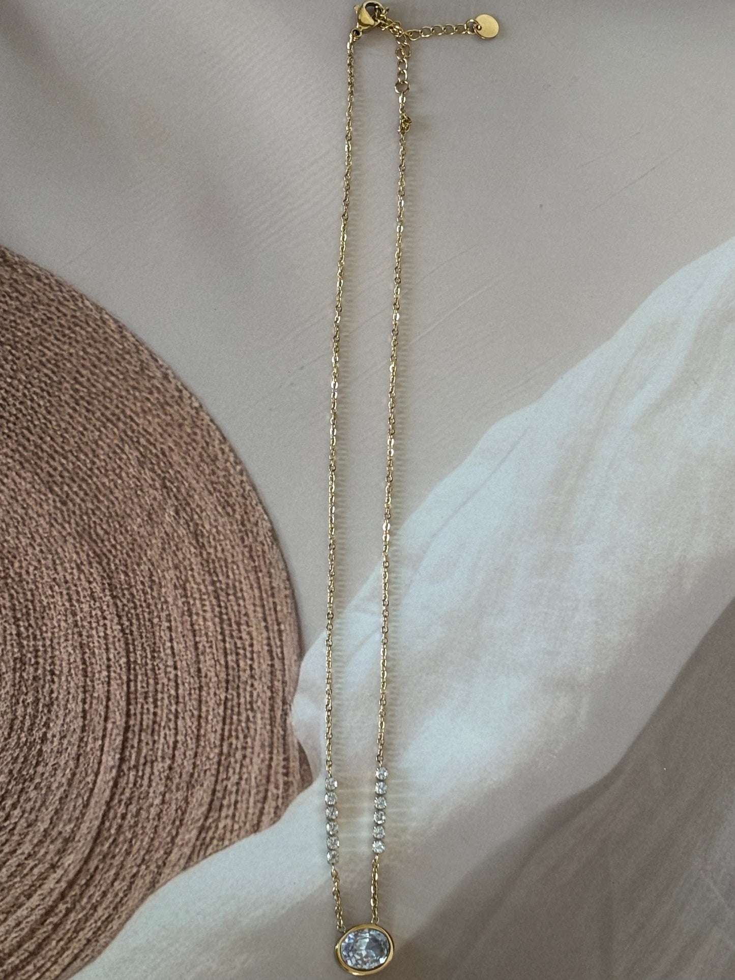 Golden Monalisa white pendant Necklace