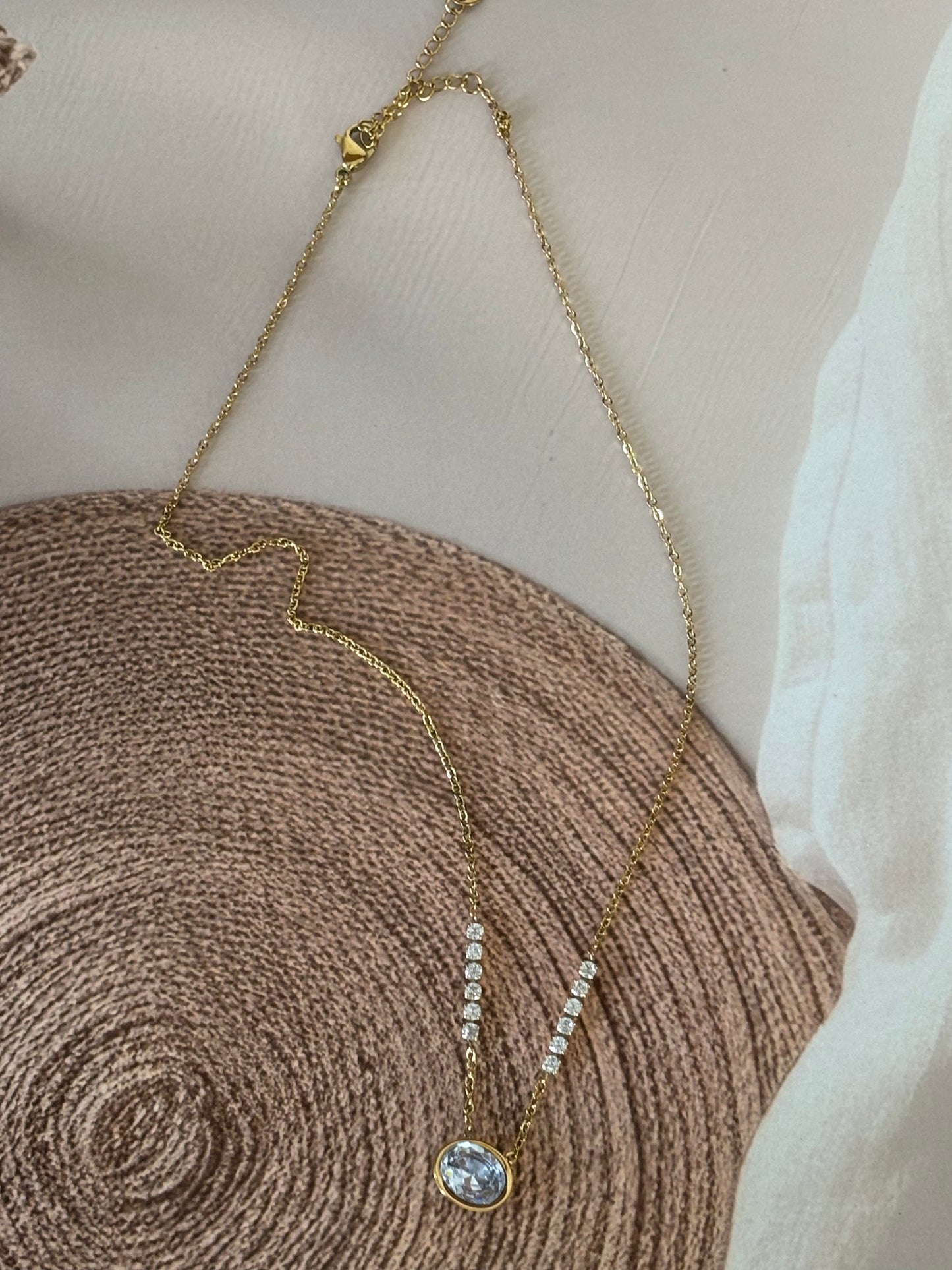 Golden Monalisa white pendant Necklace