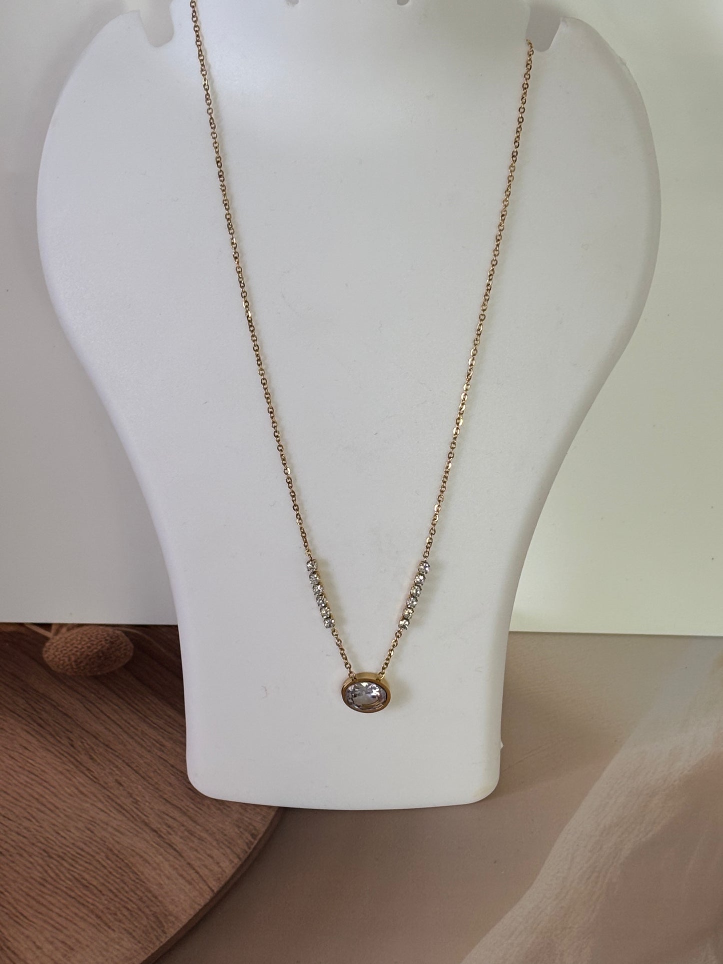 Golden Monalisa white pendant Necklace