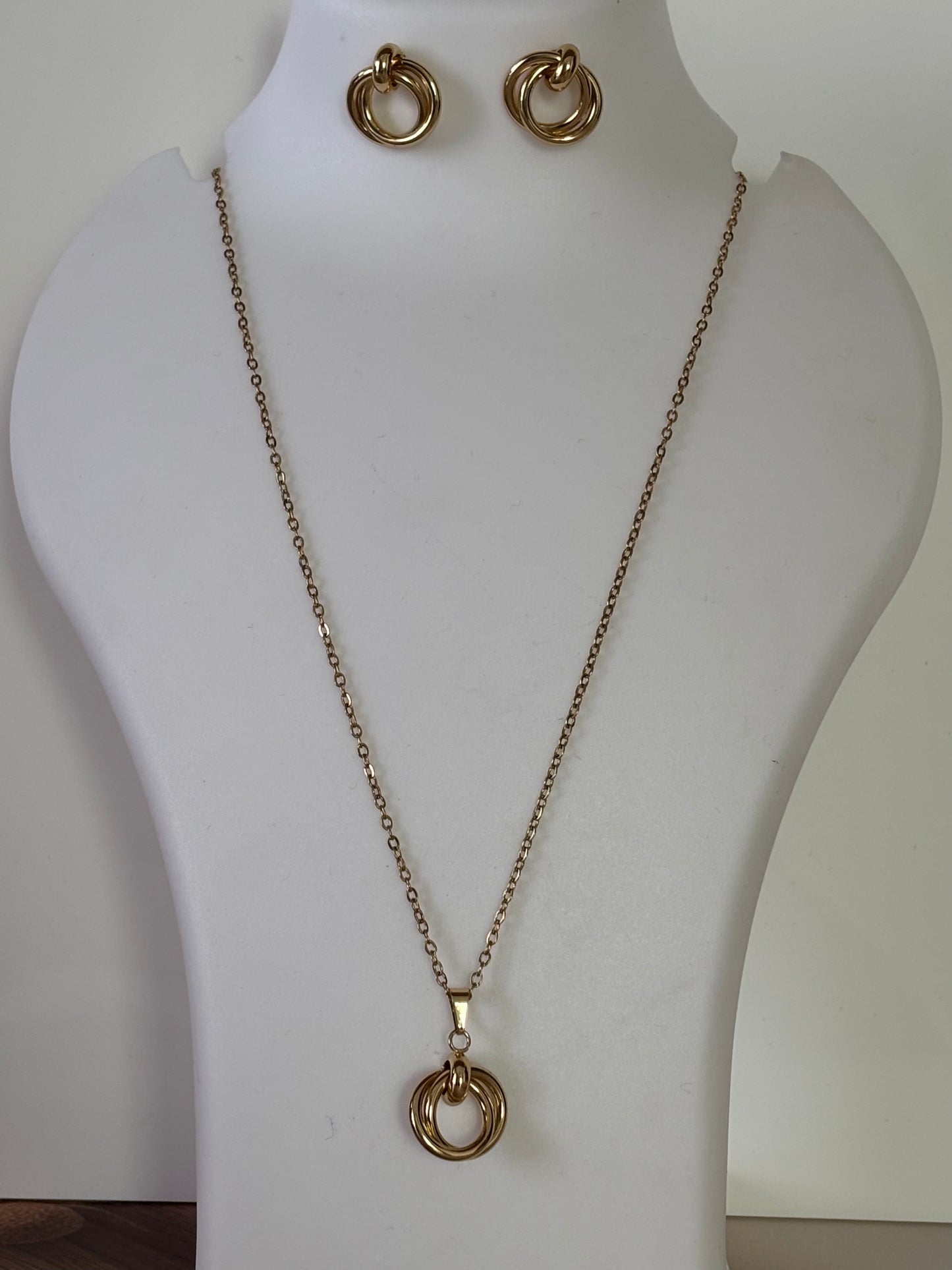 Golden common circle necklace
