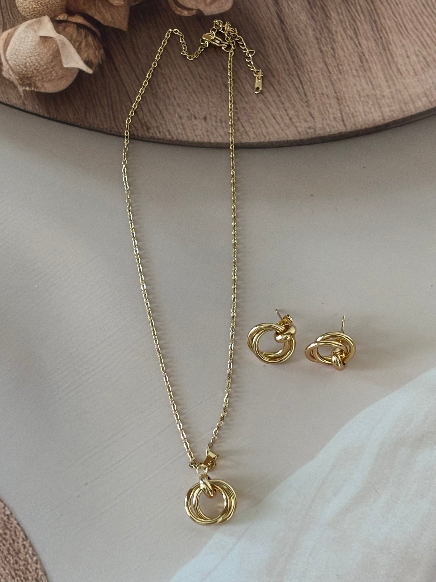 Golden common circle necklace