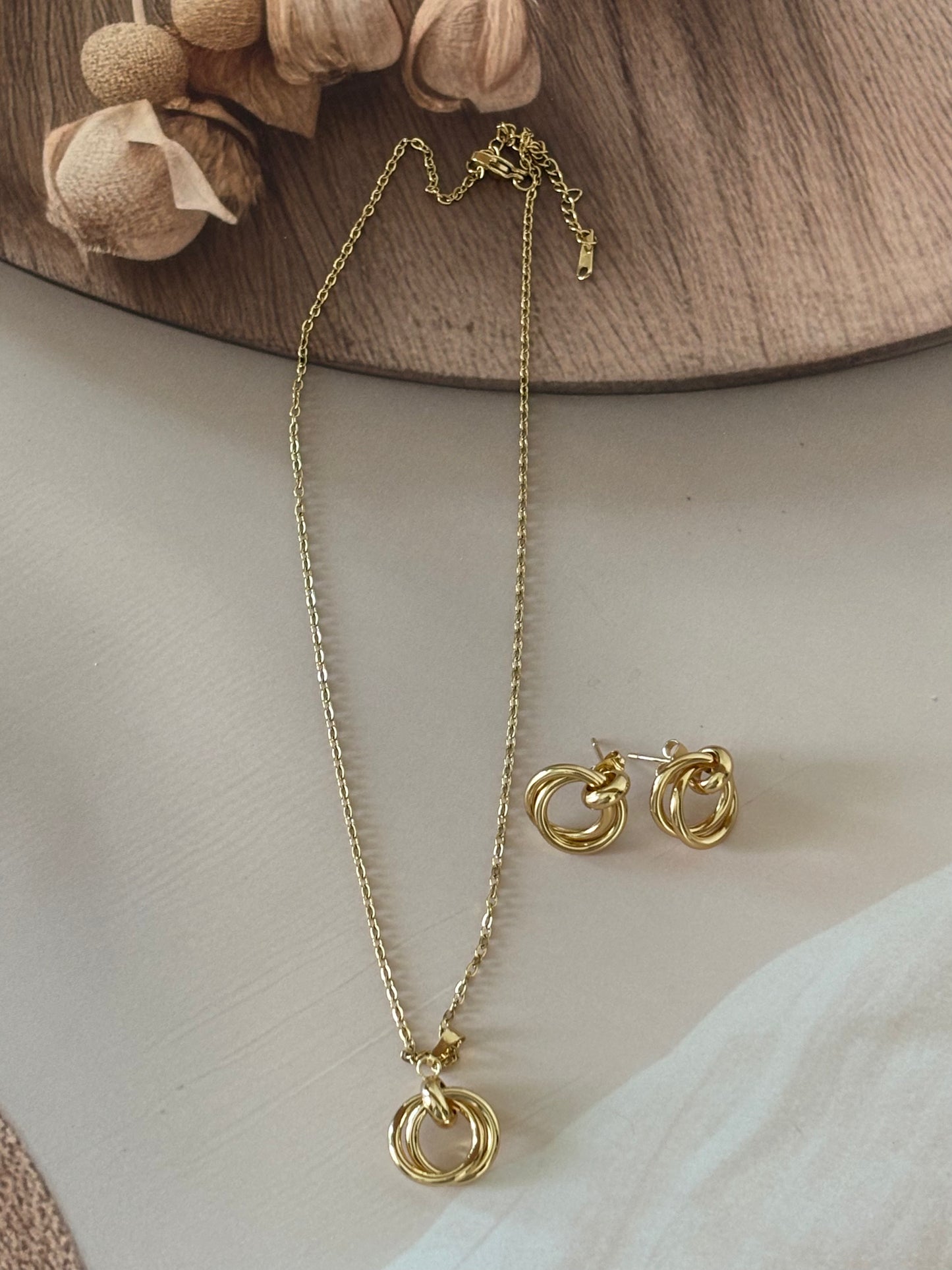 Golden common circle necklace