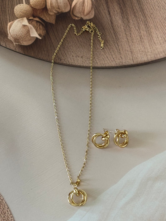 Golden common circle necklace