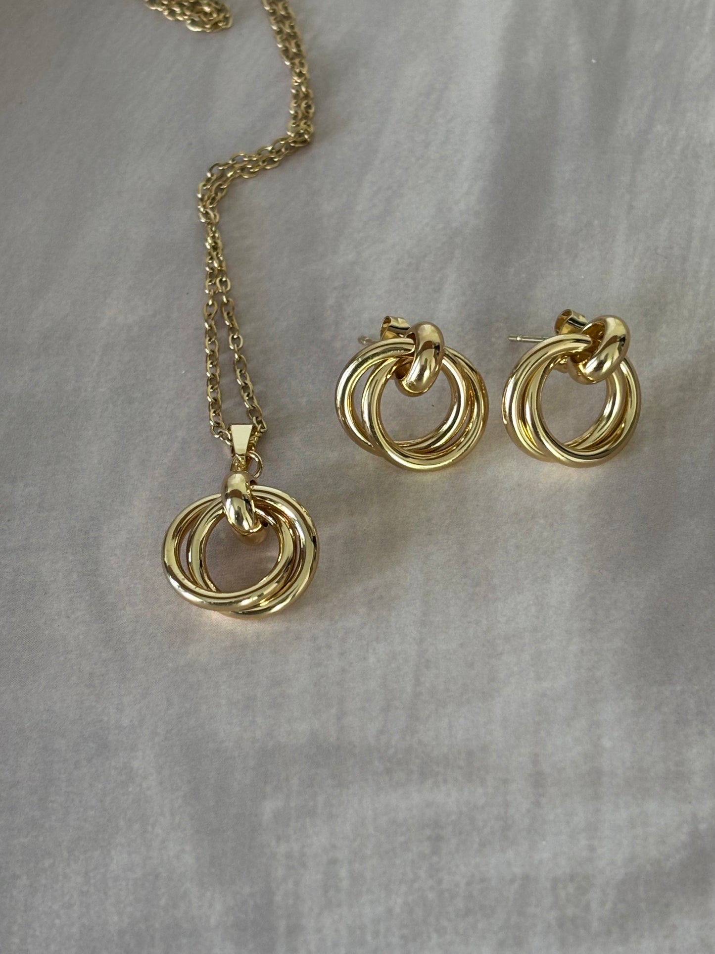 Golden common circle necklace
