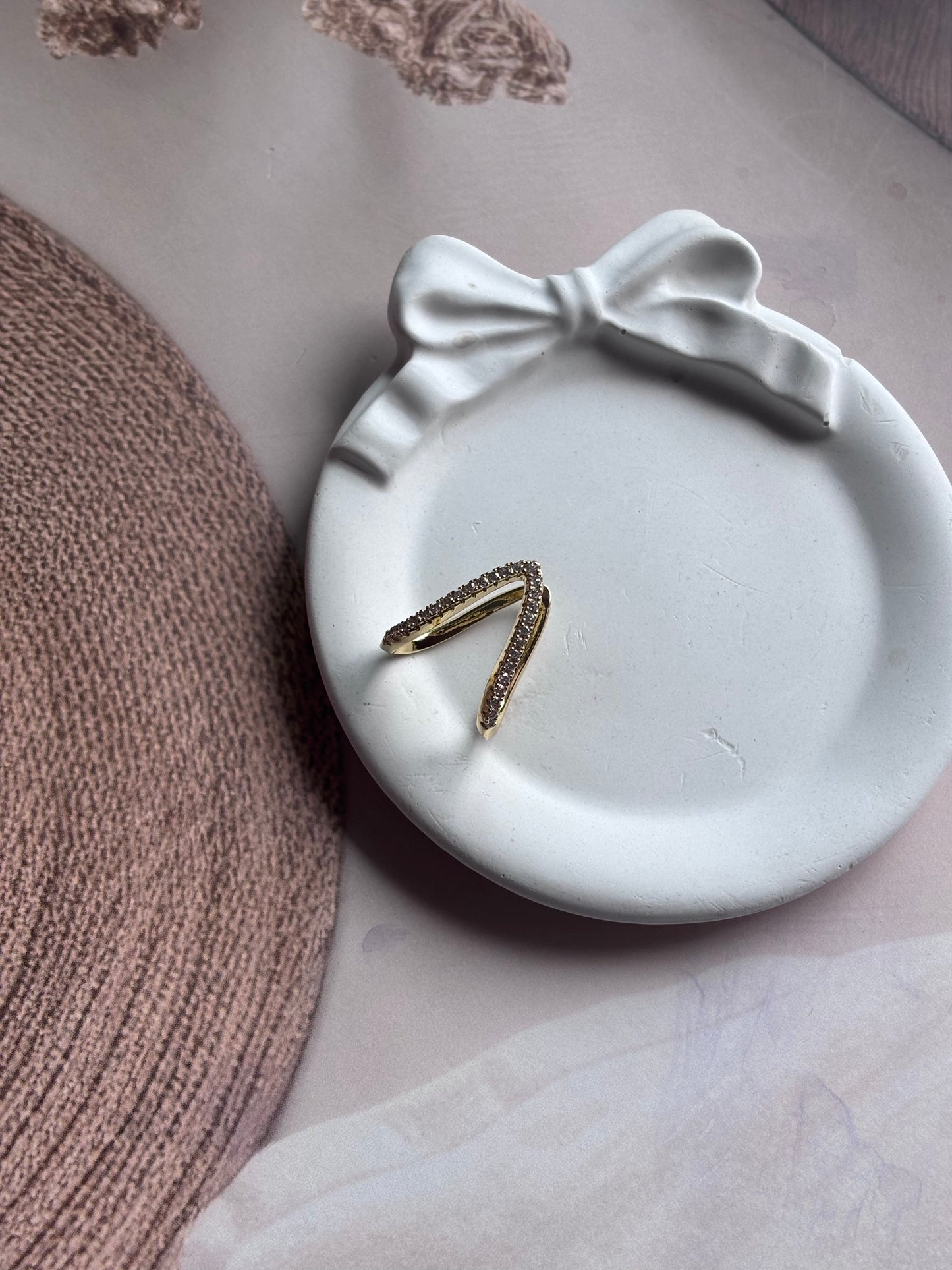 Vintage V ring- studded