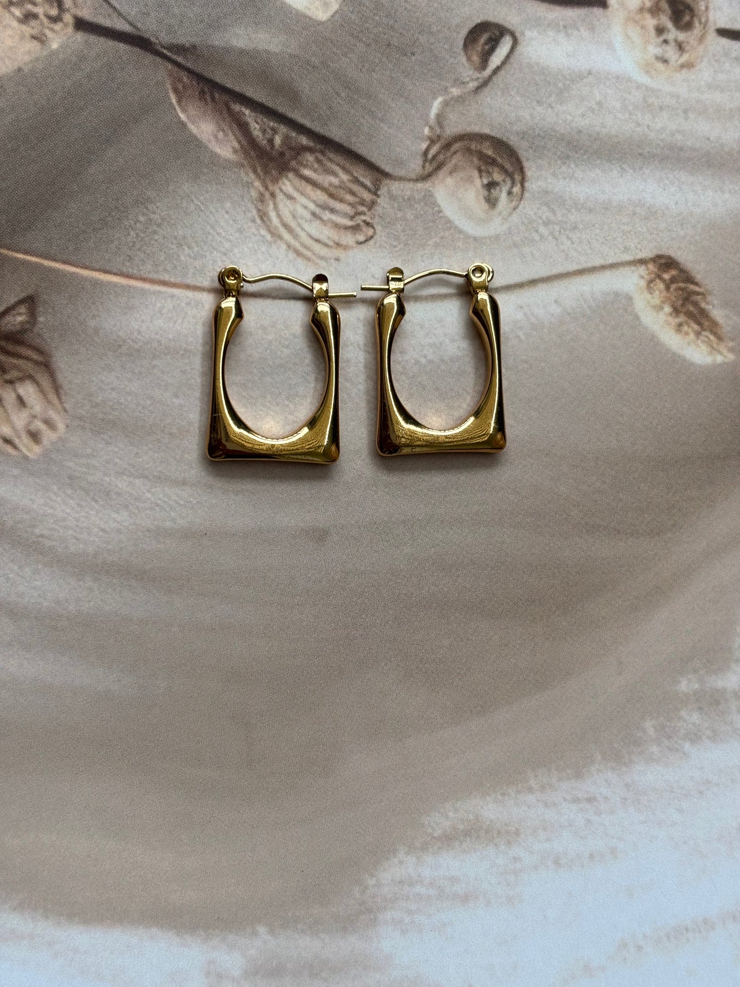 Golden plain box hoops