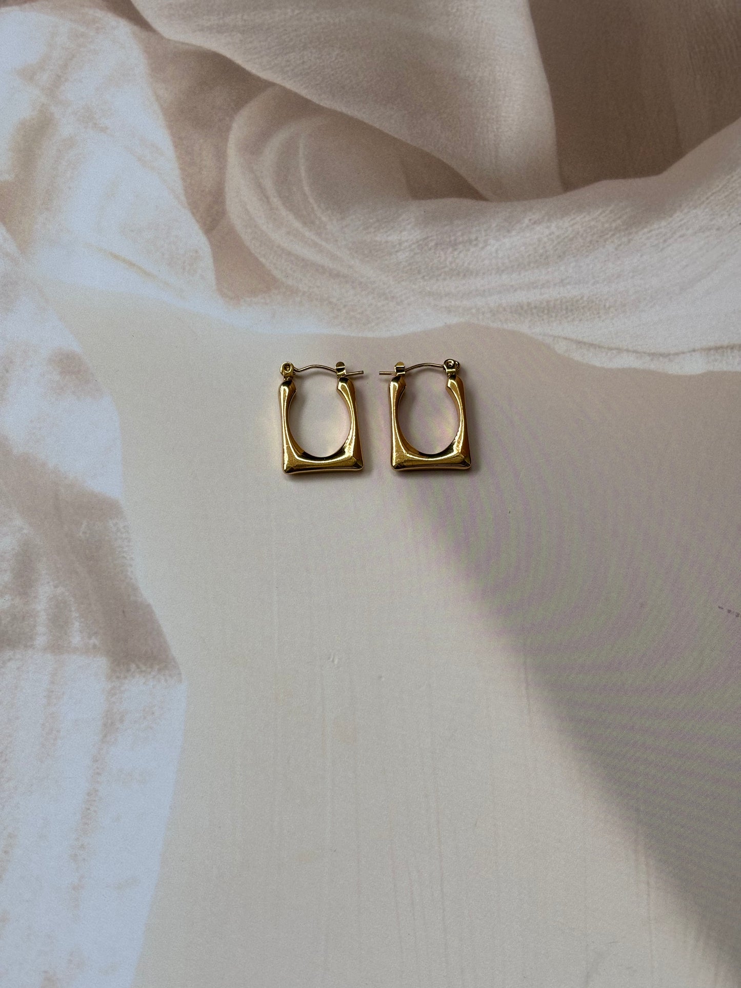 Golden plain box hoops