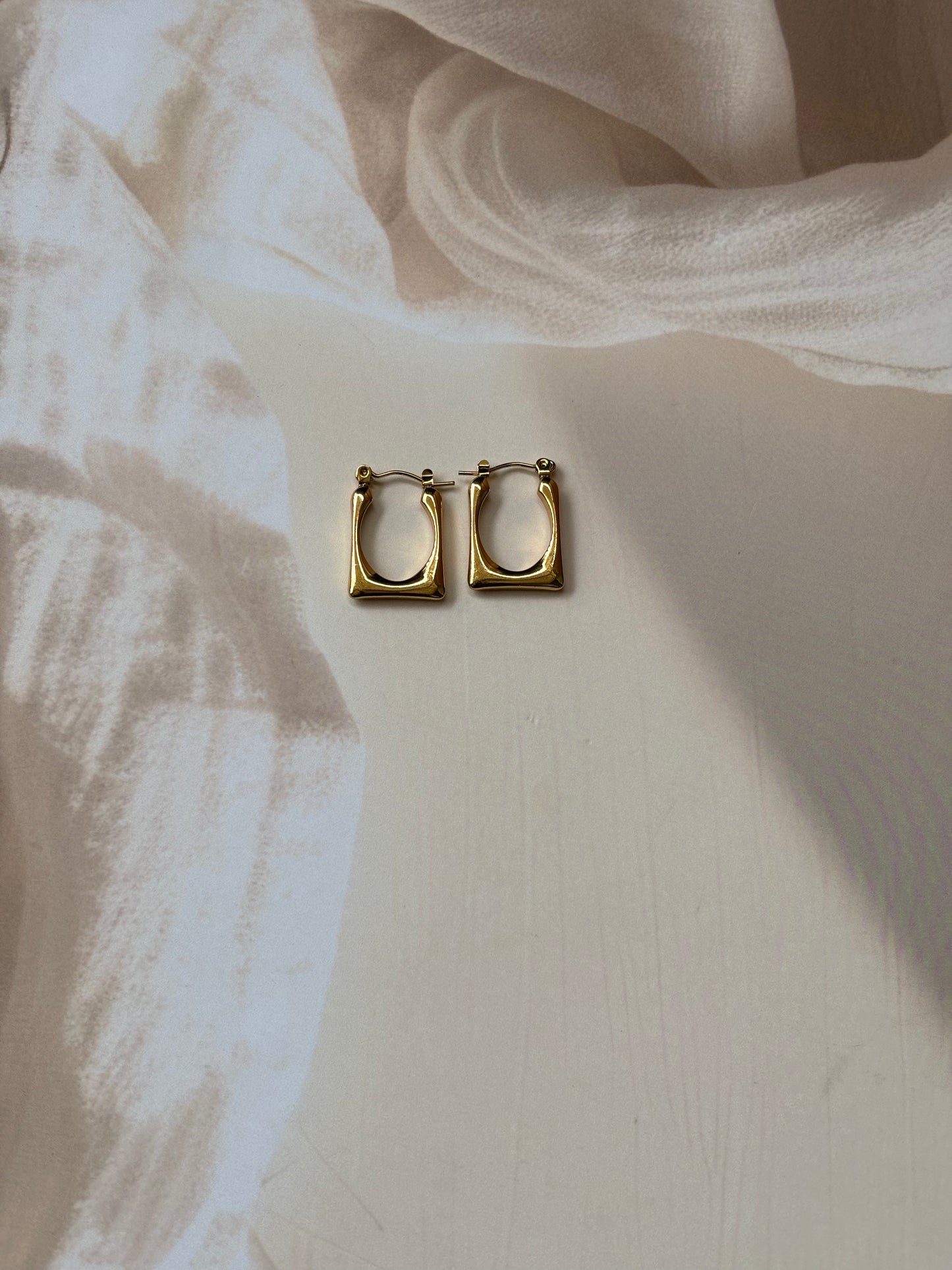 Golden plain box hoops