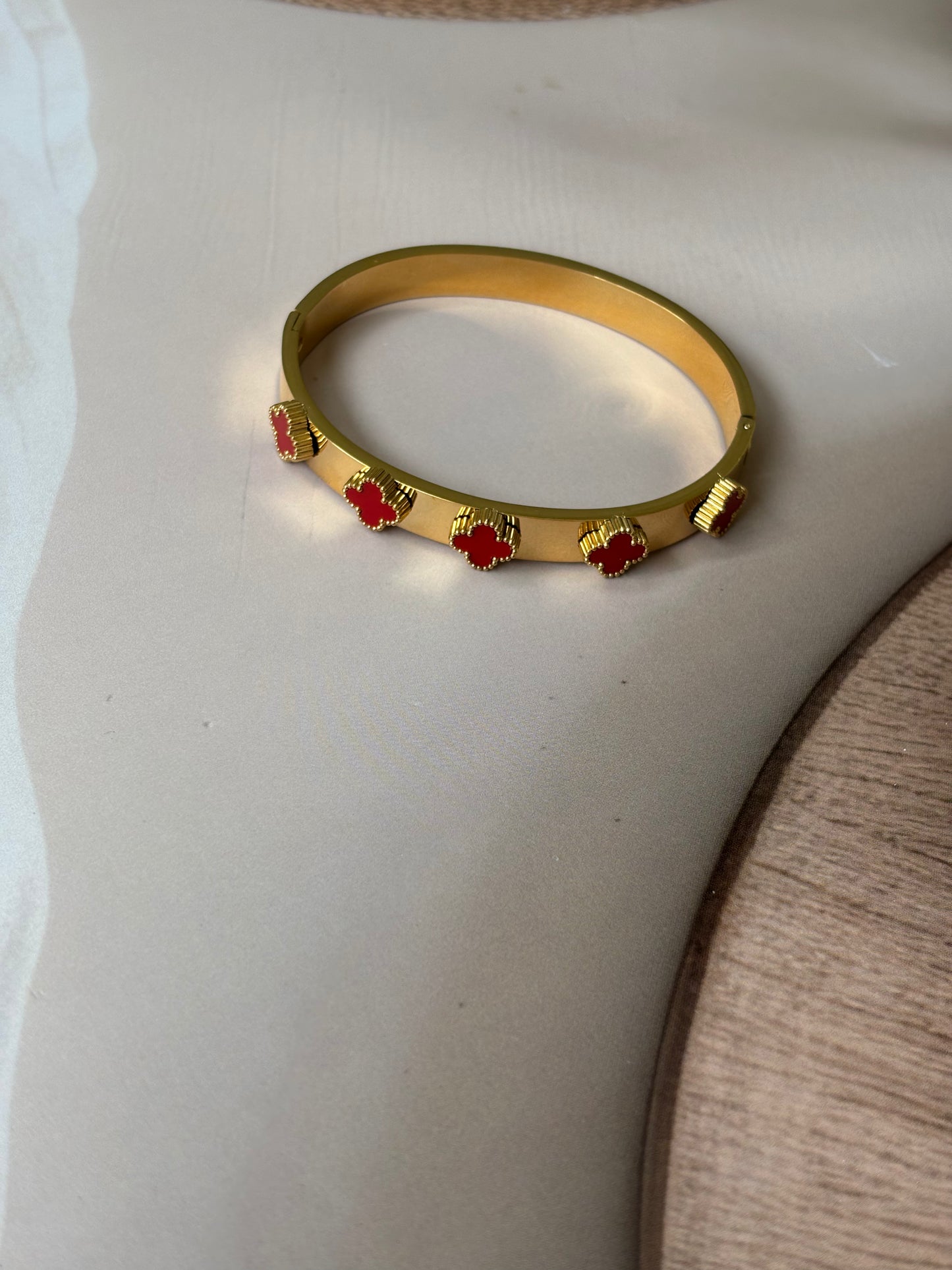 Clover leaf red Bracelet