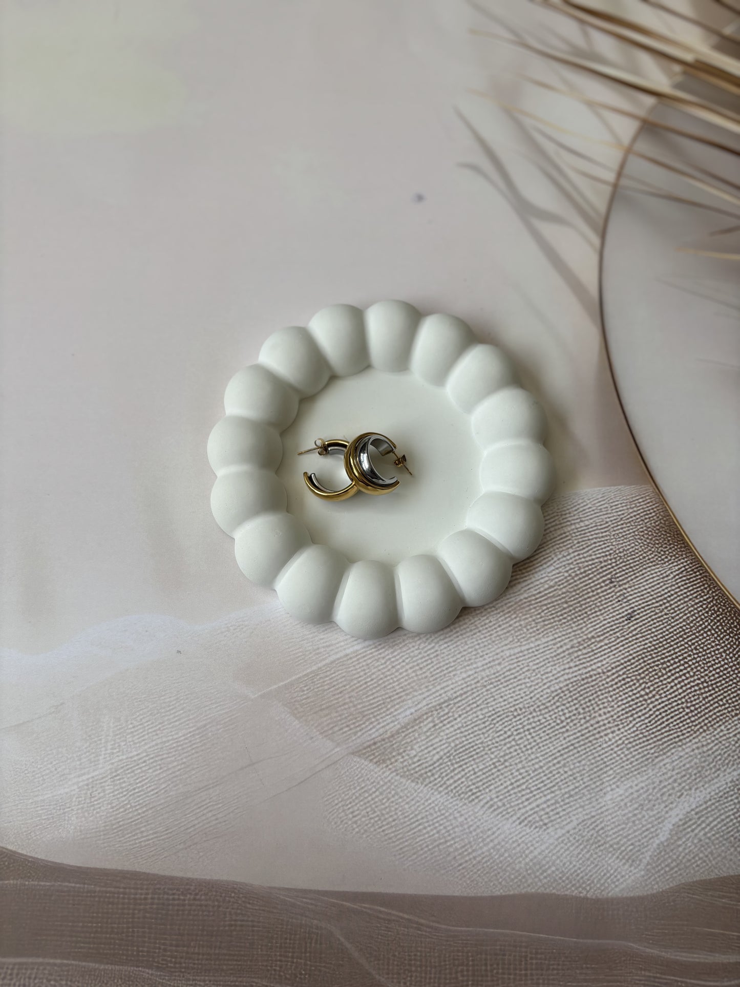 Antitarnish Round dual tone earrings