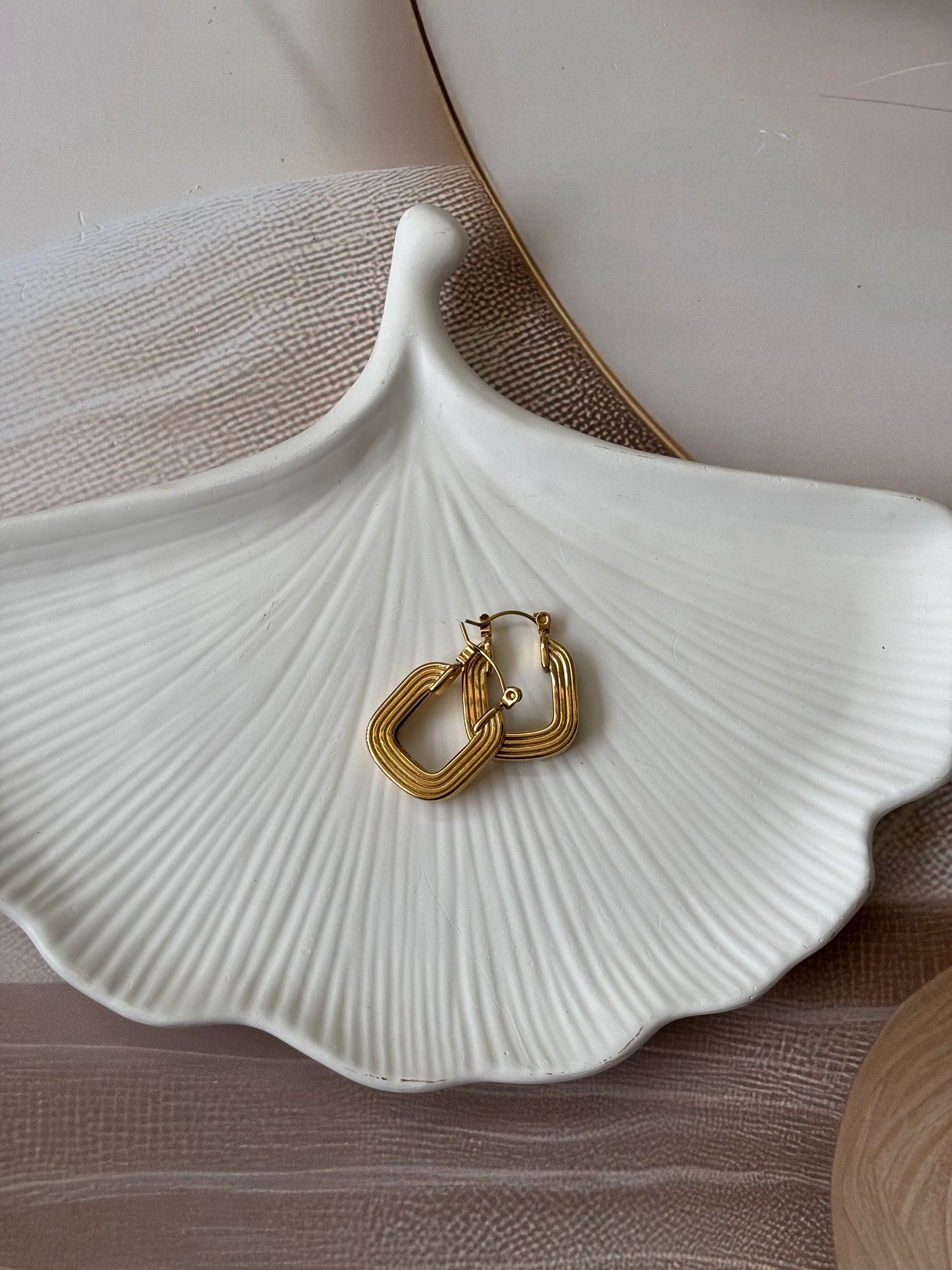 Concentric curvy square hoops earrings