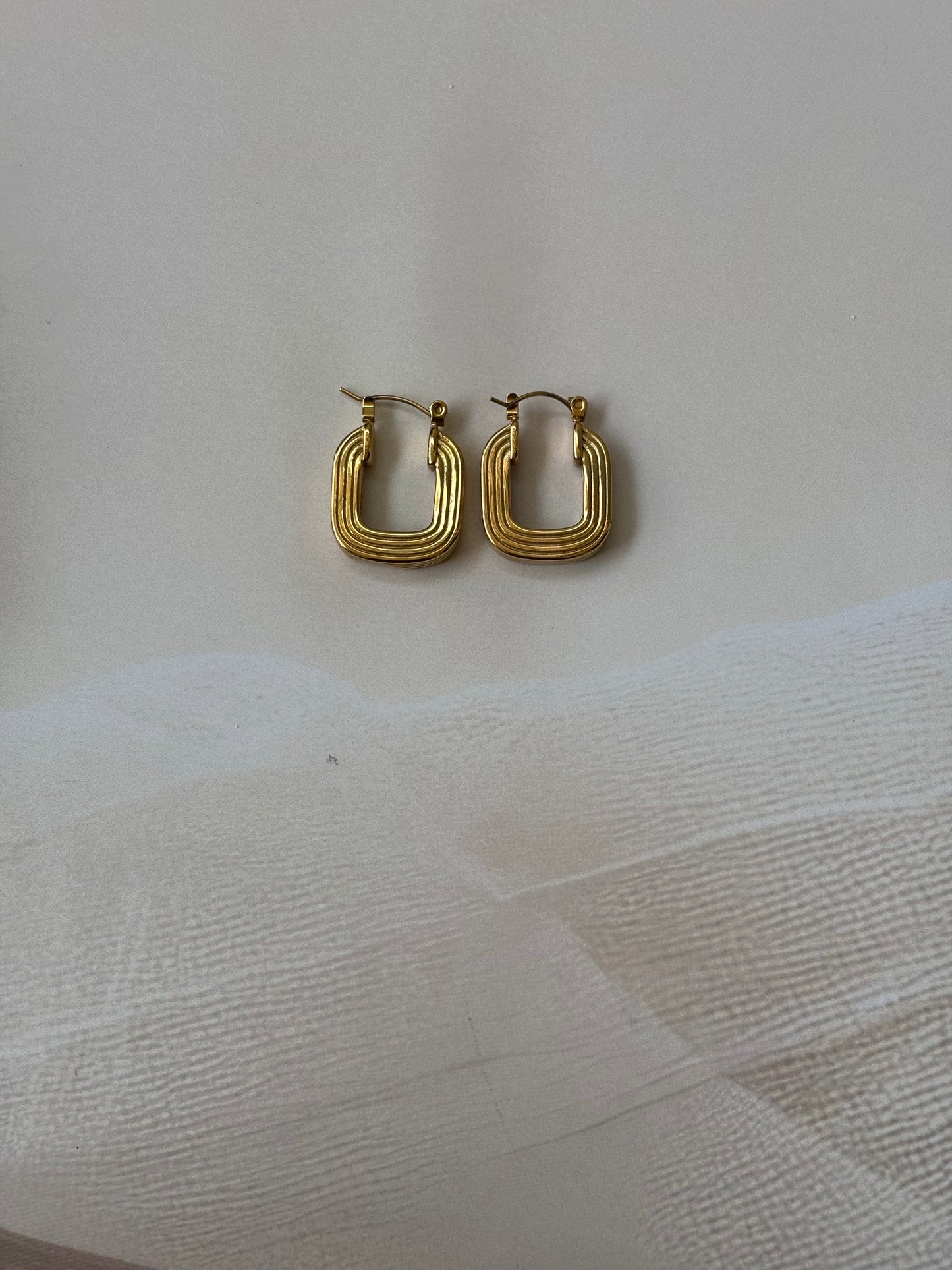 Concentric curvy square hoops earrings