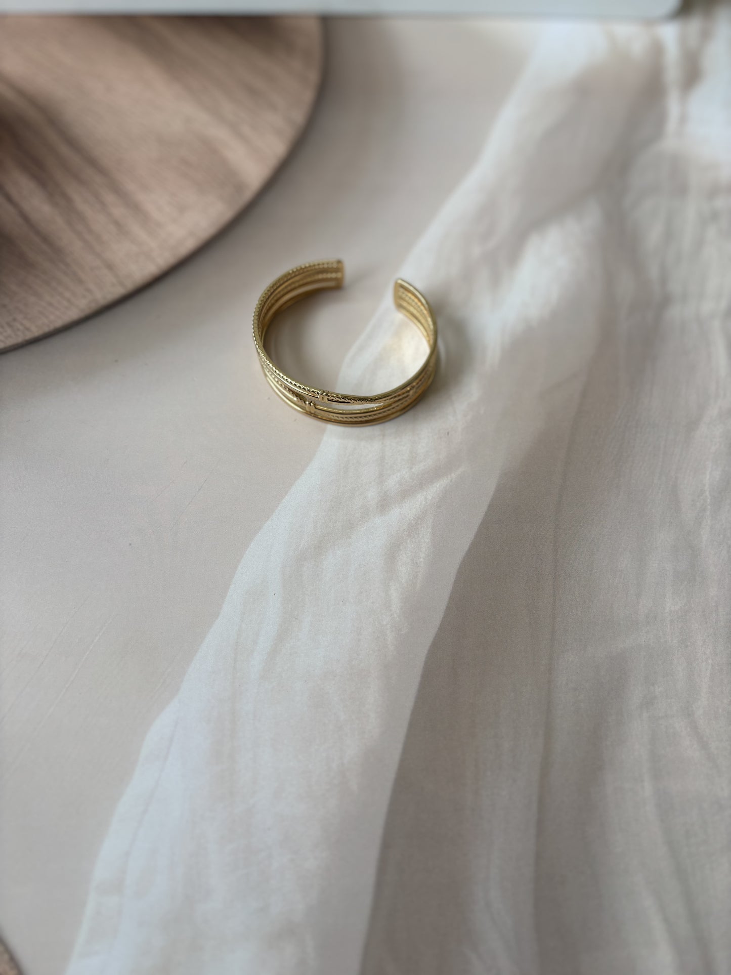 Designer criss-cross cuff kada