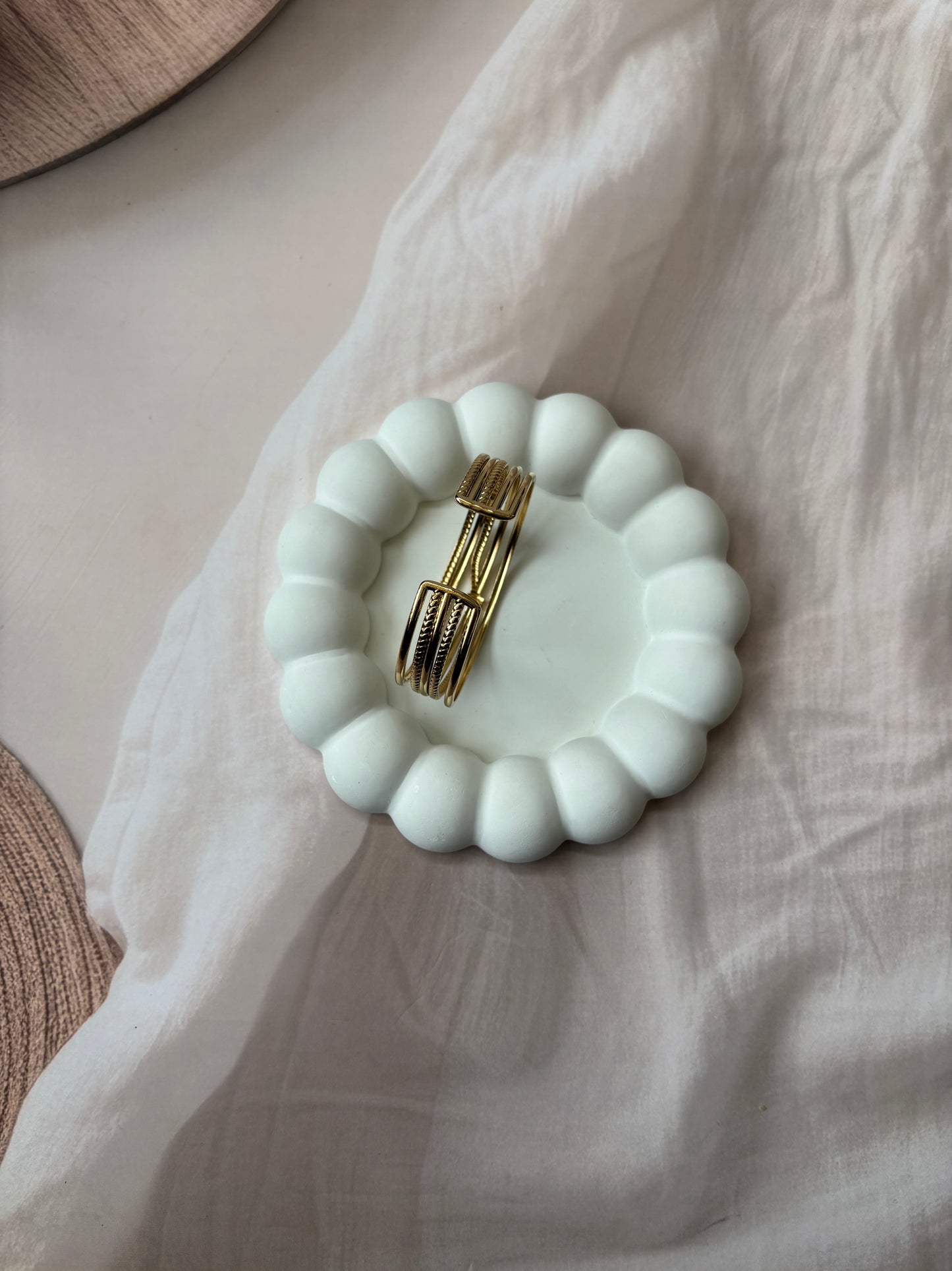 Designer criss-cross cuff kada