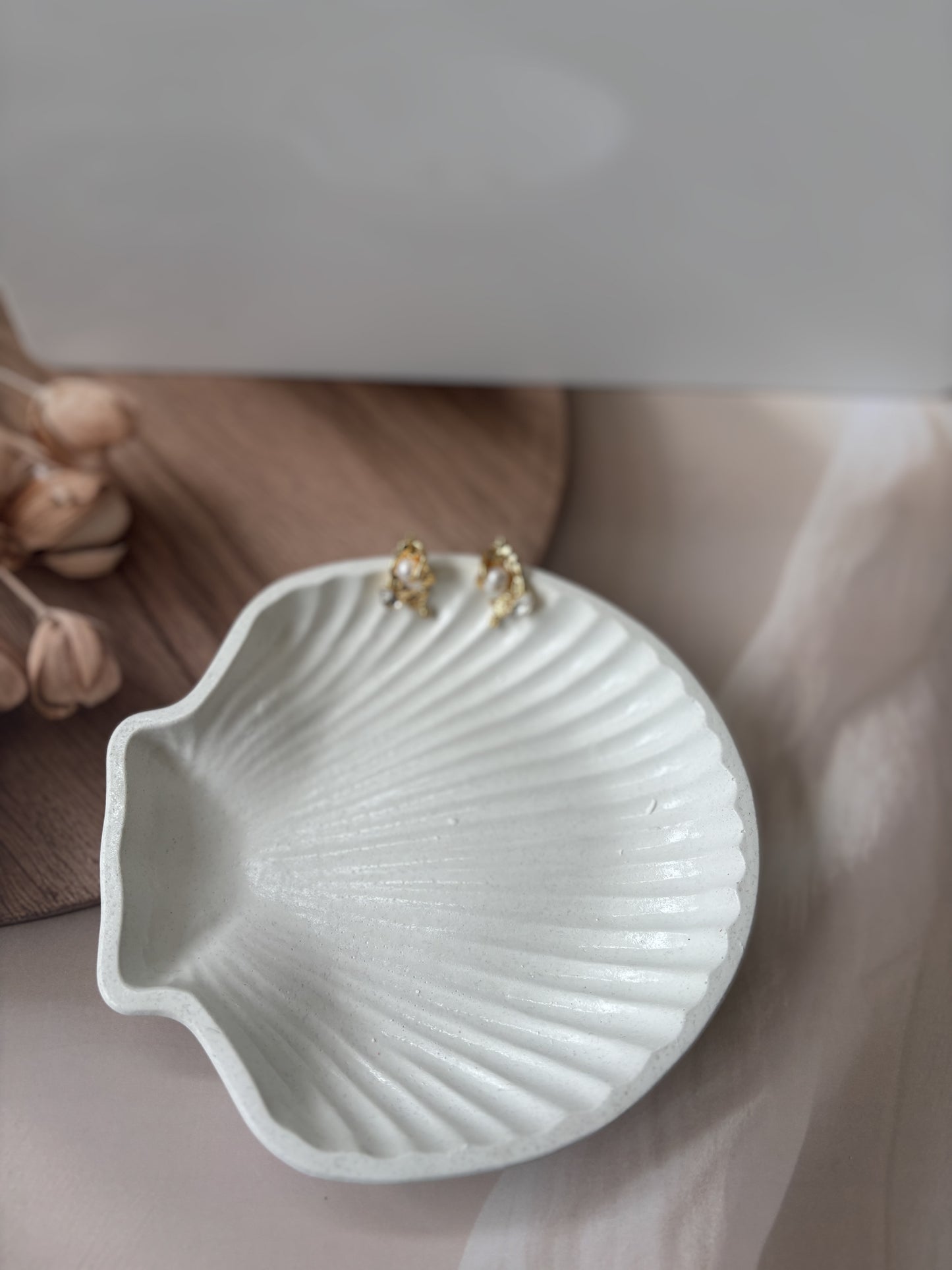 Oval pearl long shell stud earrings