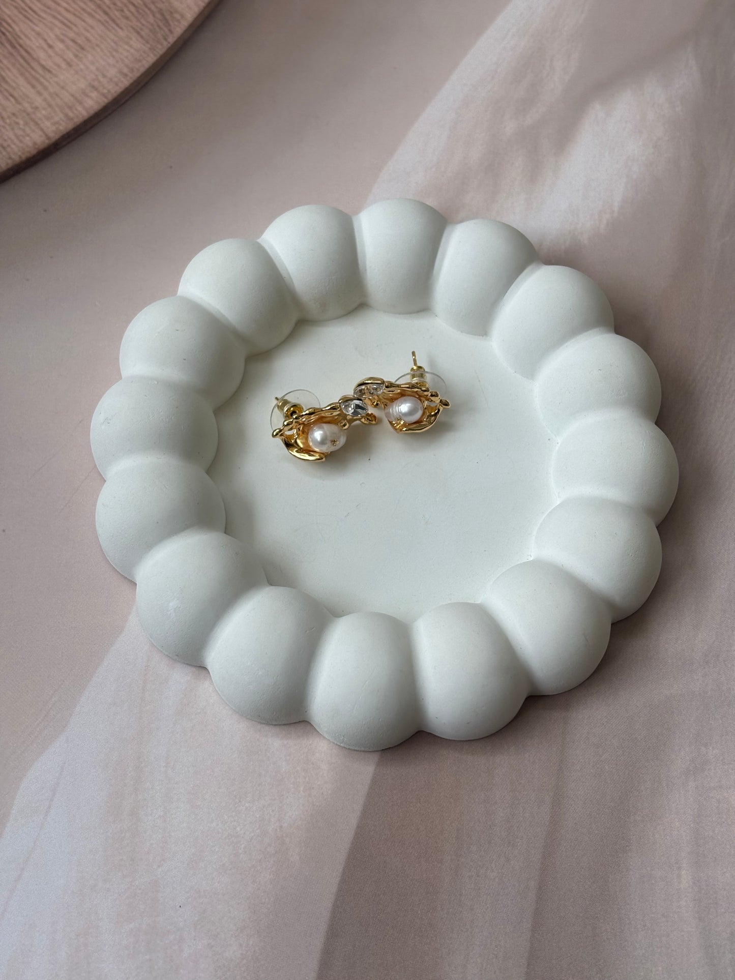 Oval pearl long shell stud earrings