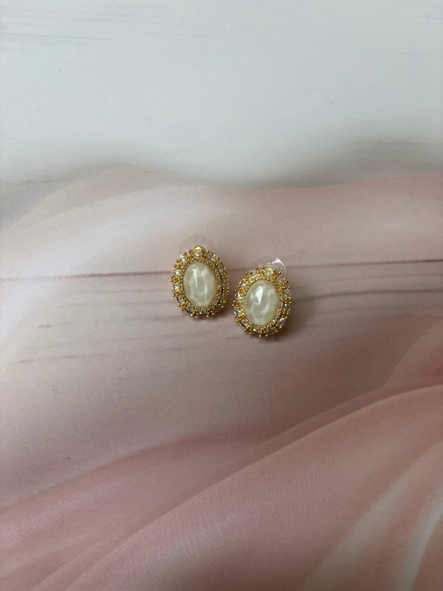 Mother of pearl Oval studs