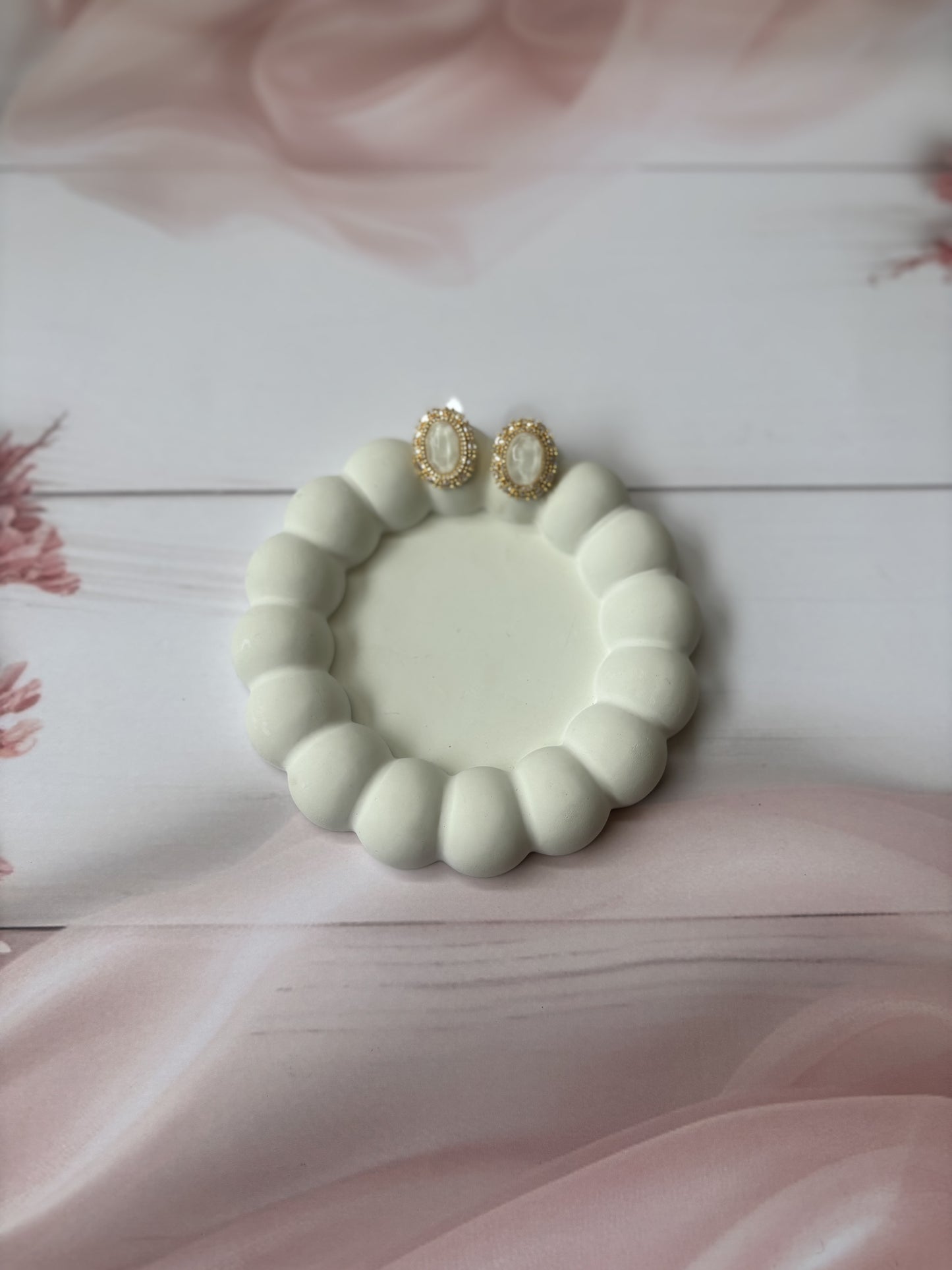 Mother of pearl Oval studs